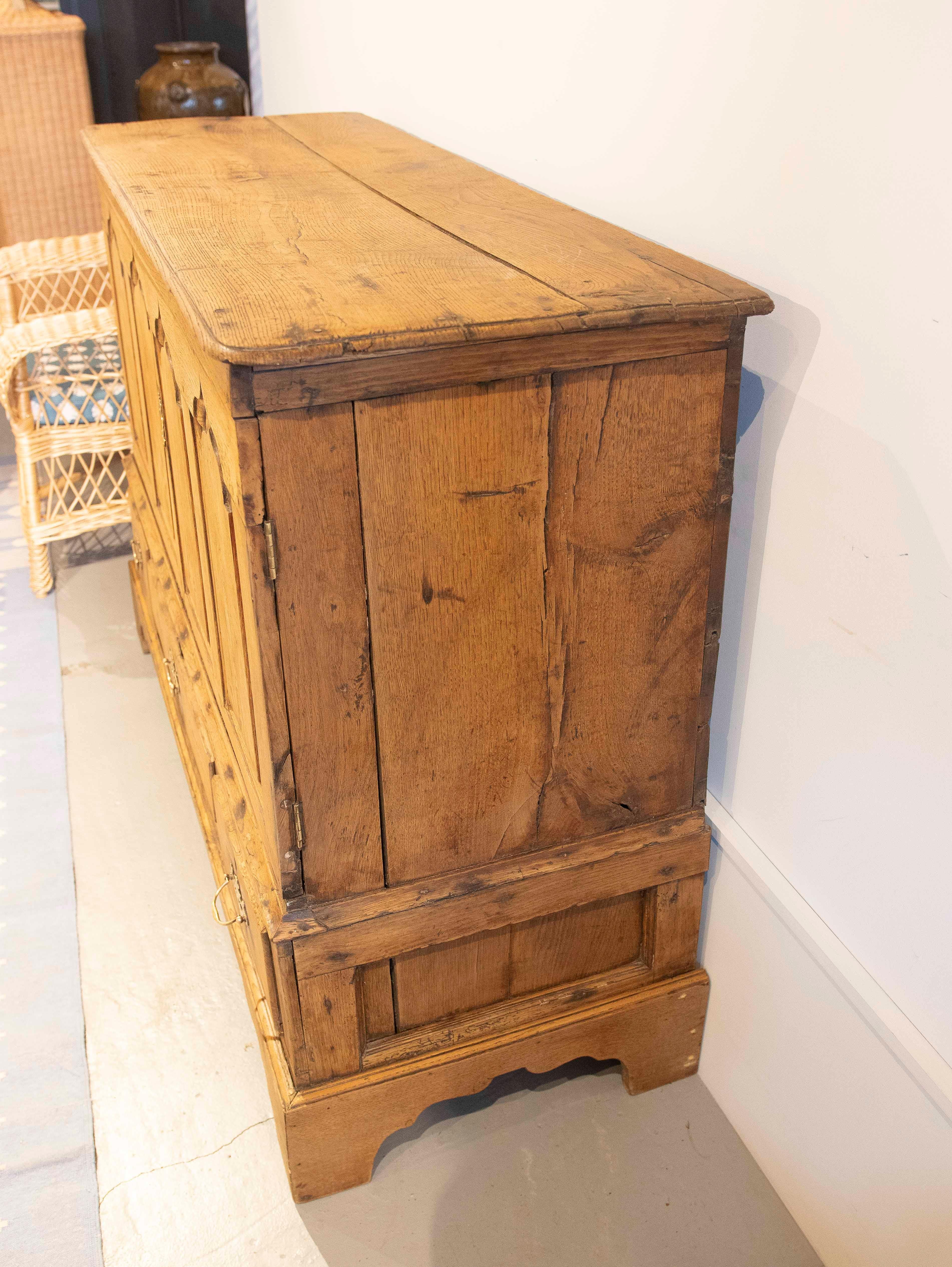 Armadio inglese del XVIII secolo con ante e cassetti con accessori originali in bronzo in vendita 12