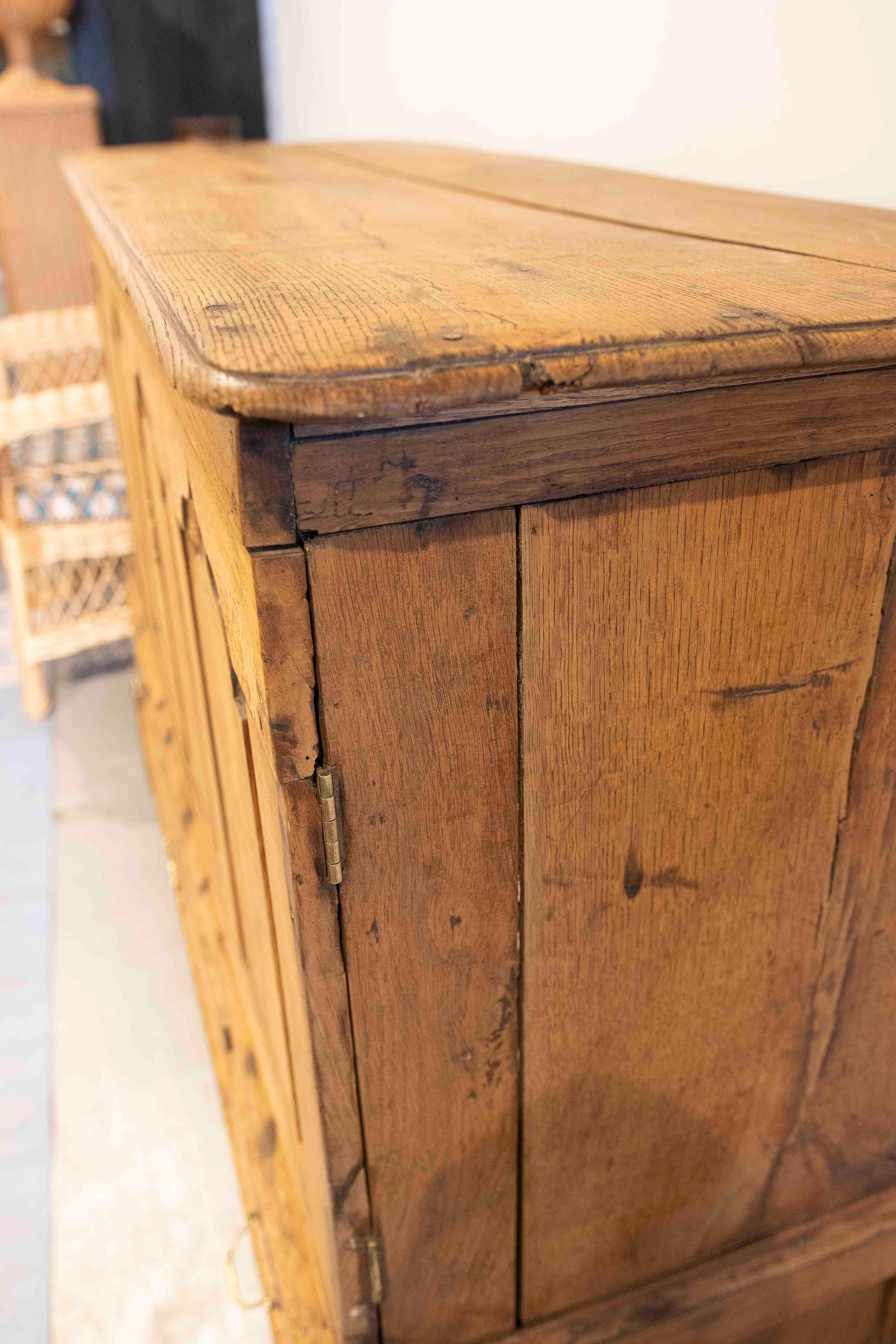 Armadio inglese del XVIII secolo con ante e cassetti con accessori originali in bronzo in vendita 13