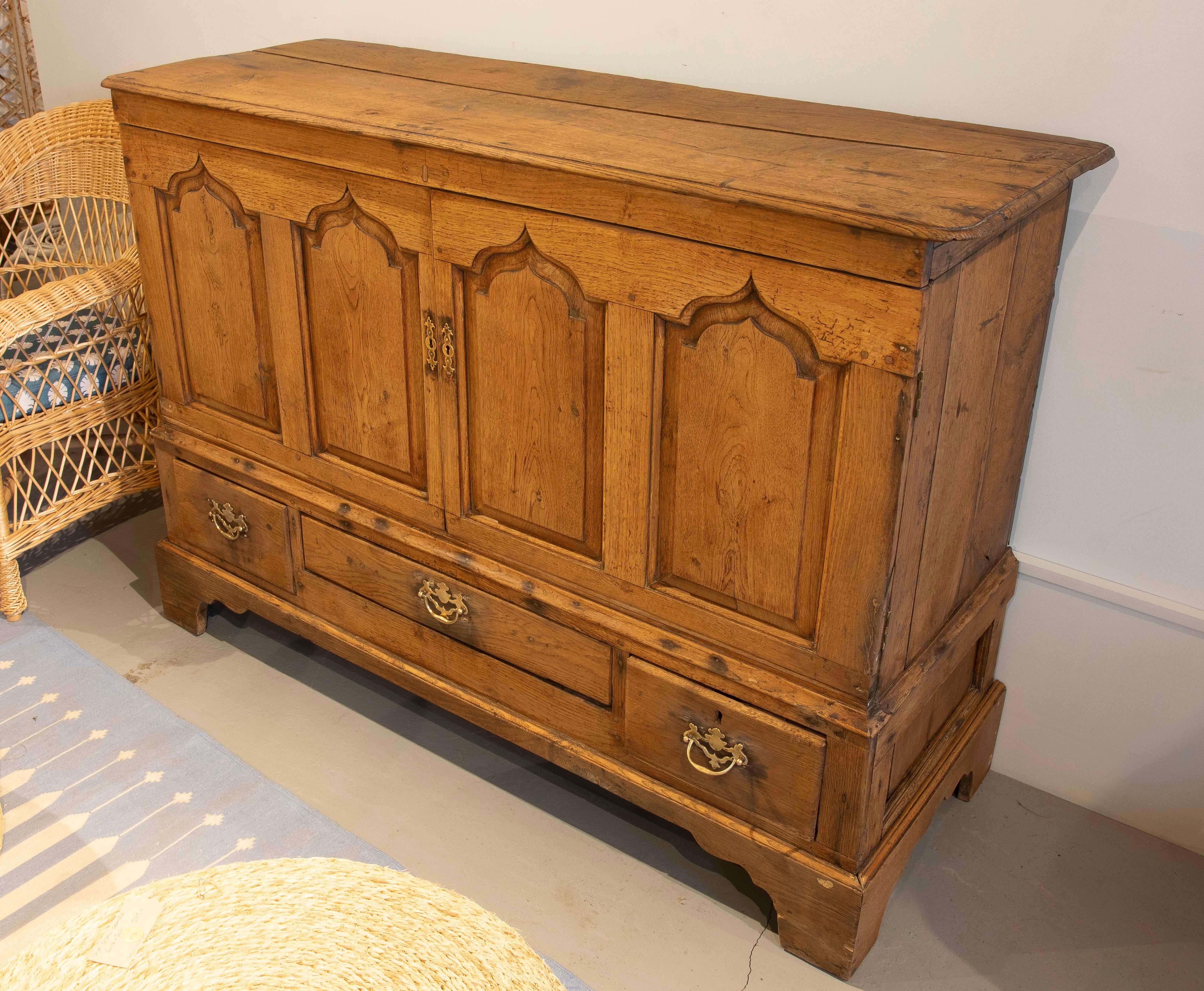 Inglese Armadio inglese del XVIII secolo con ante e cassetti con accessori originali in bronzo in vendita