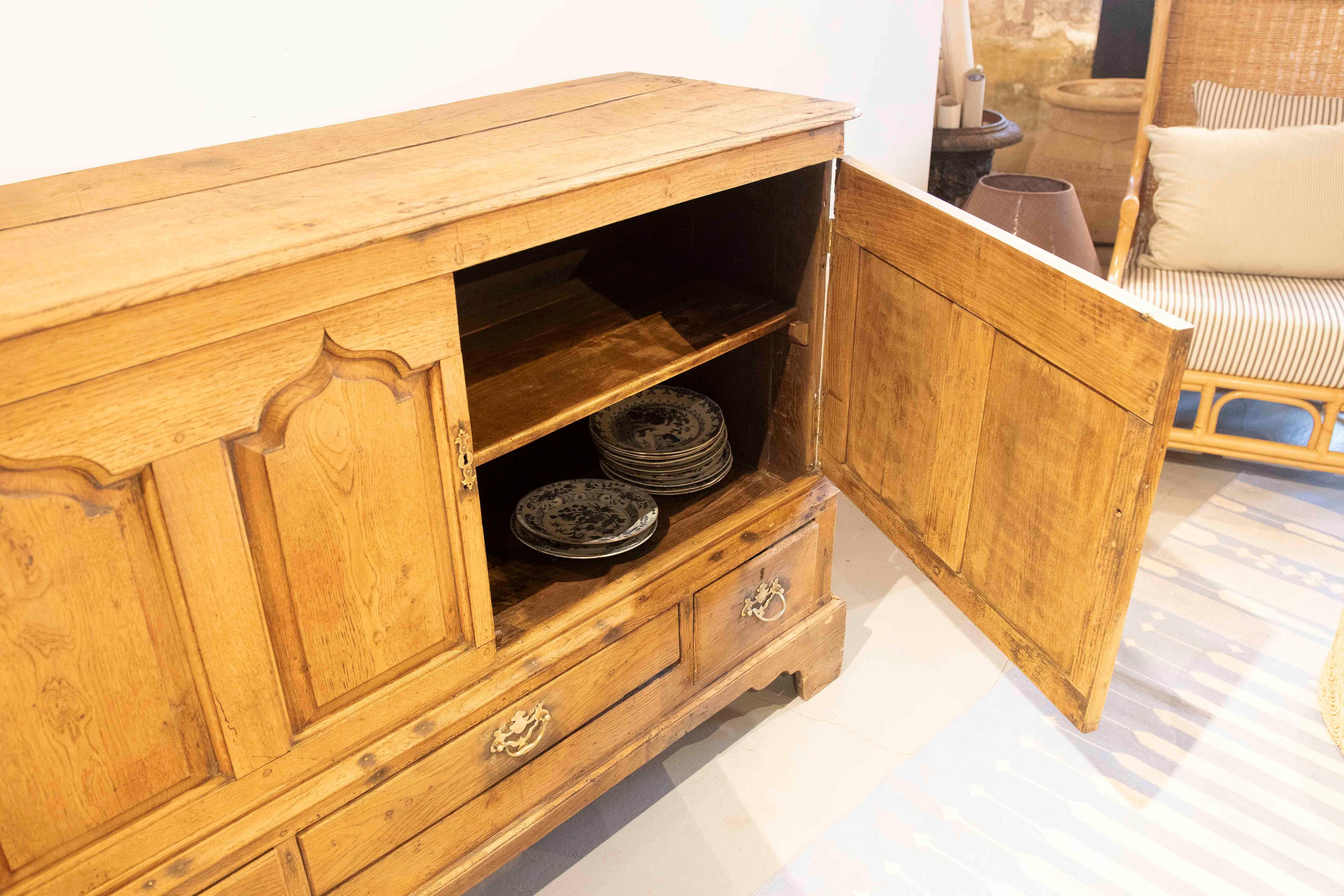 Fino al XVIII secolo Armadio inglese del XVIII secolo con ante e cassetti con accessori originali in bronzo in vendita