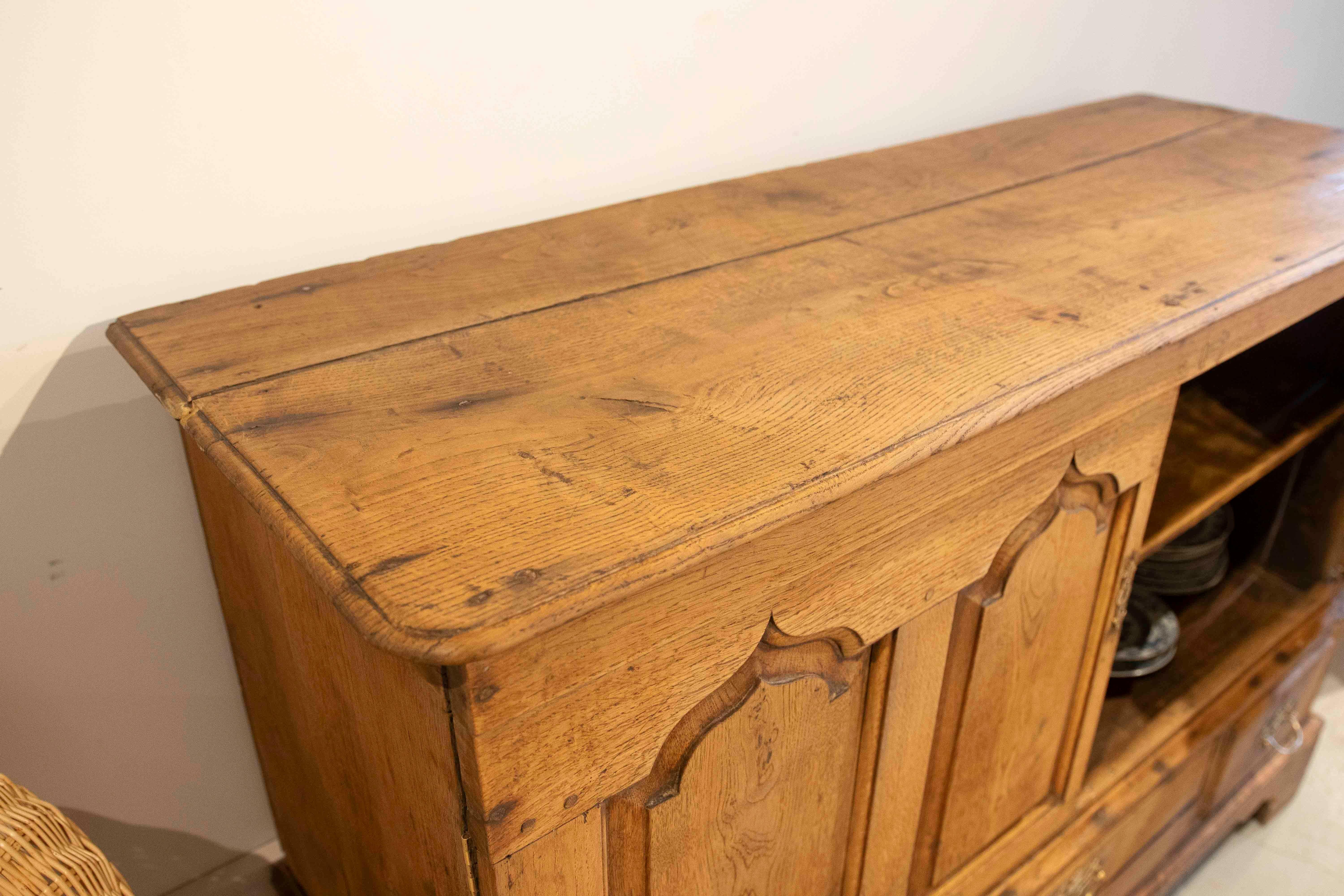 Quercia Armadio inglese del XVIII secolo con ante e cassetti con accessori originali in bronzo in vendita