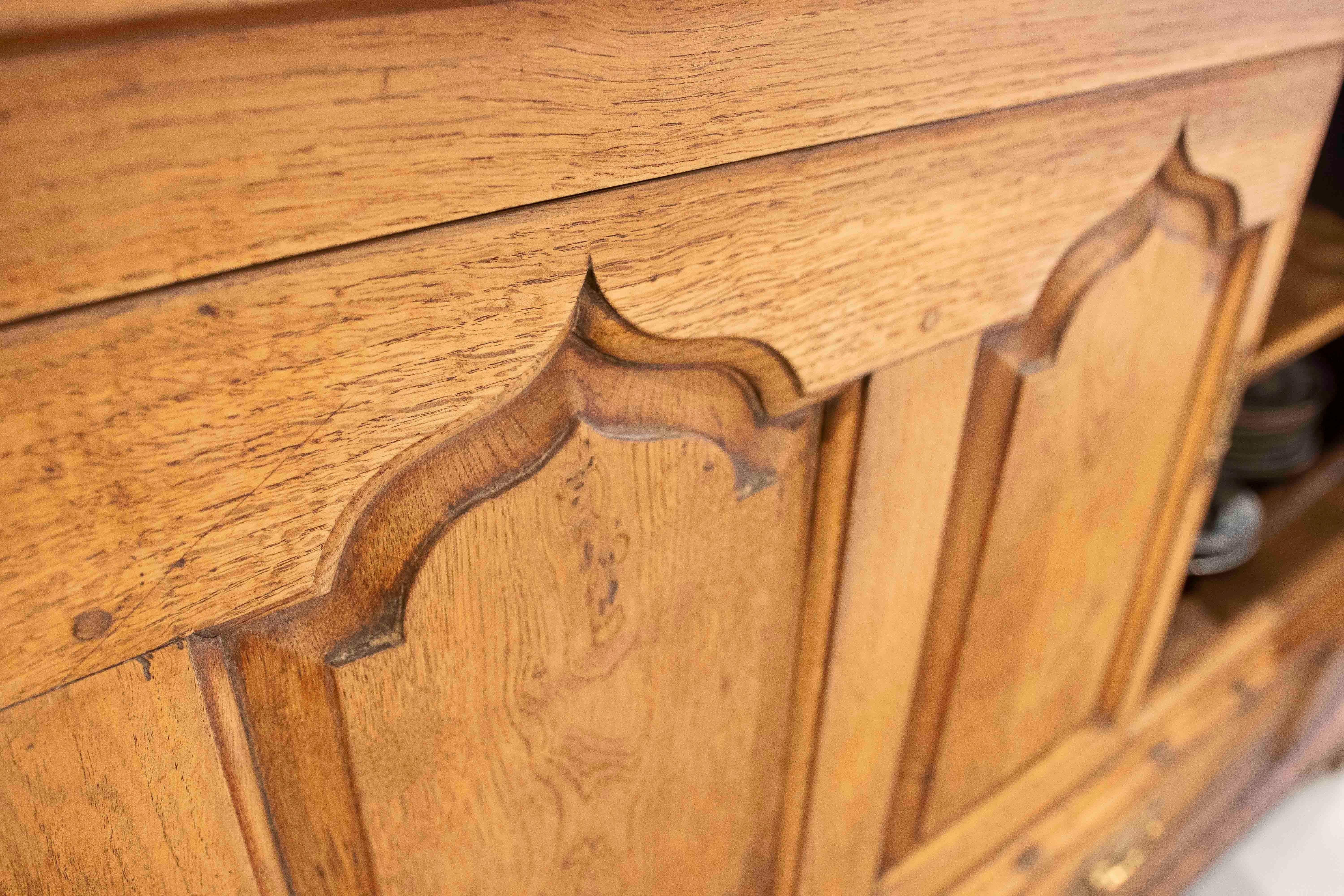 Armadio inglese del XVIII secolo con ante e cassetti con accessori originali in bronzo in vendita 2