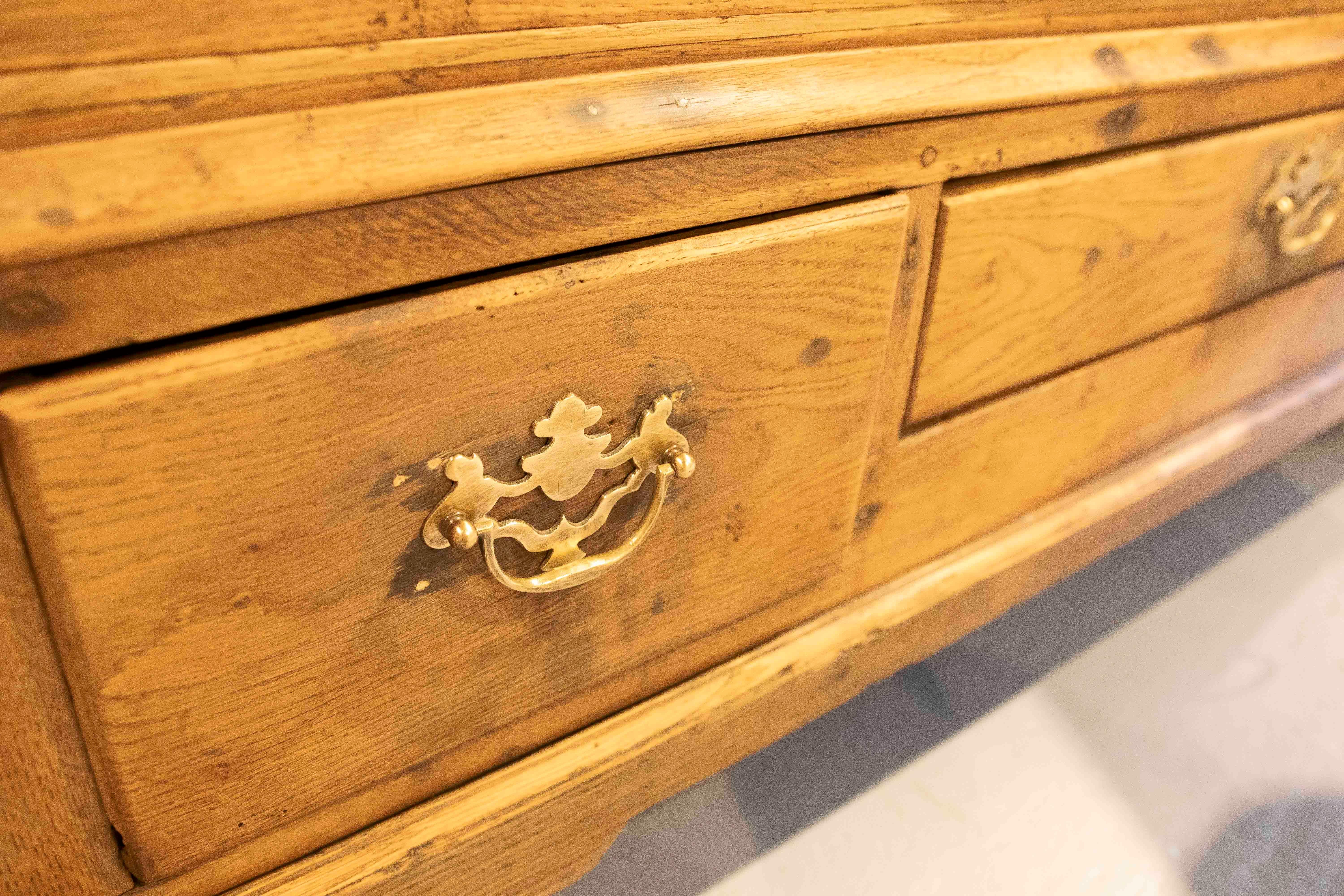 Armadio inglese del XVIII secolo con ante e cassetti con accessori originali in bronzo in vendita 3