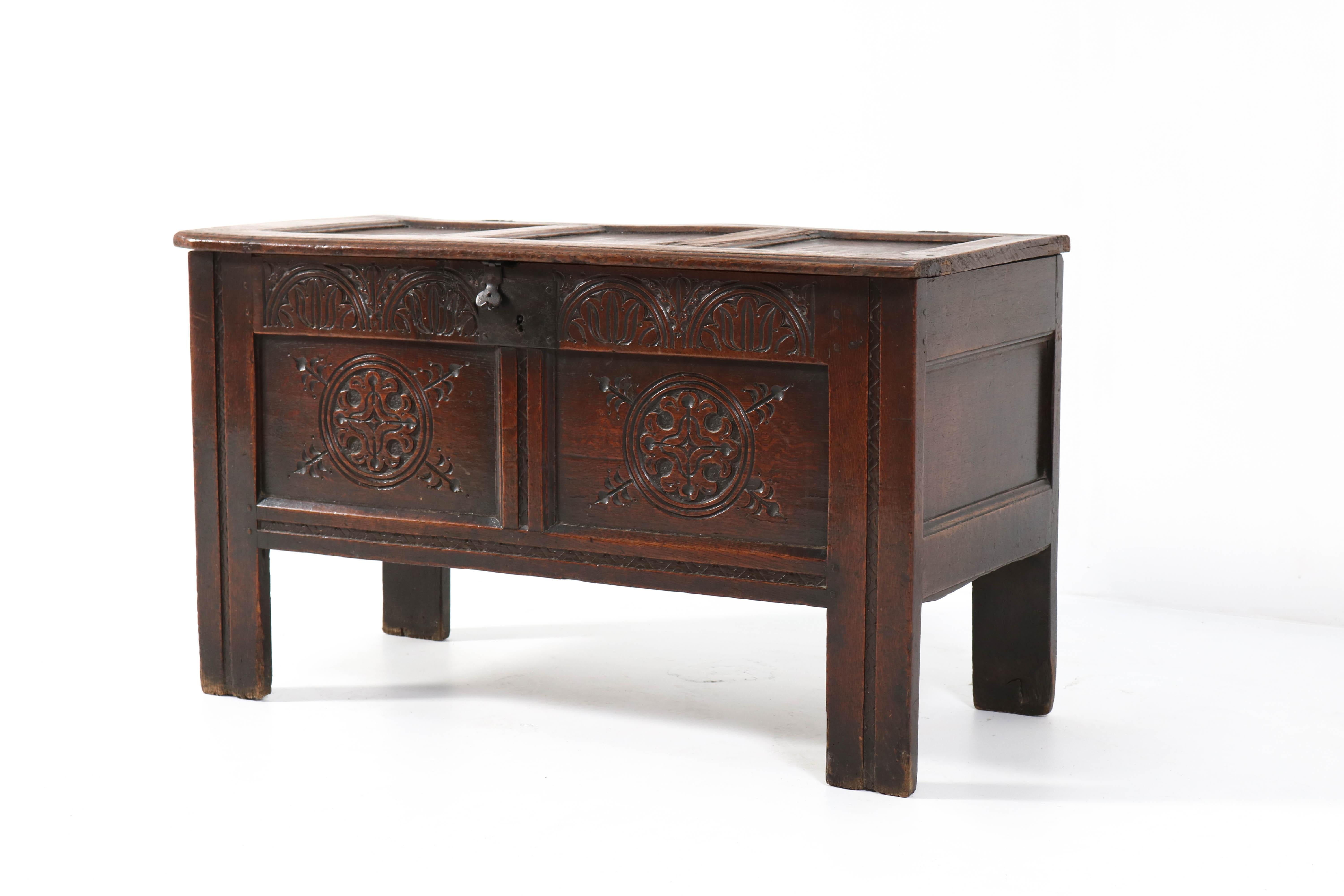 18th Century English Carved Oak Blanket Chest or Coffer In Good Condition In Amsterdam, NL