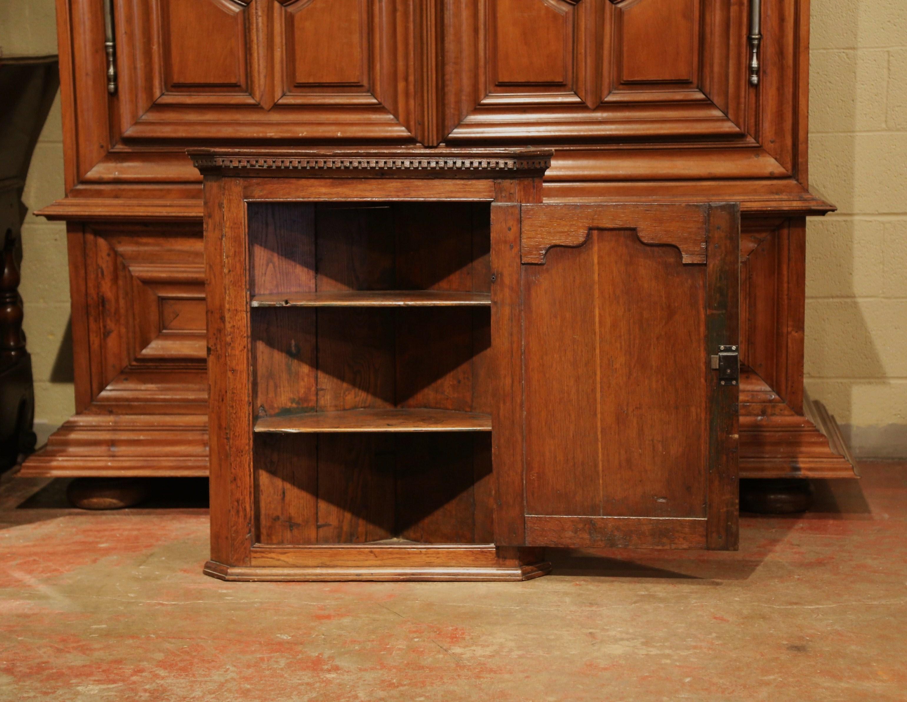 18th Century English Carved Oak Wall Hanging Corner Cabinet In Excellent Condition In Dallas, TX