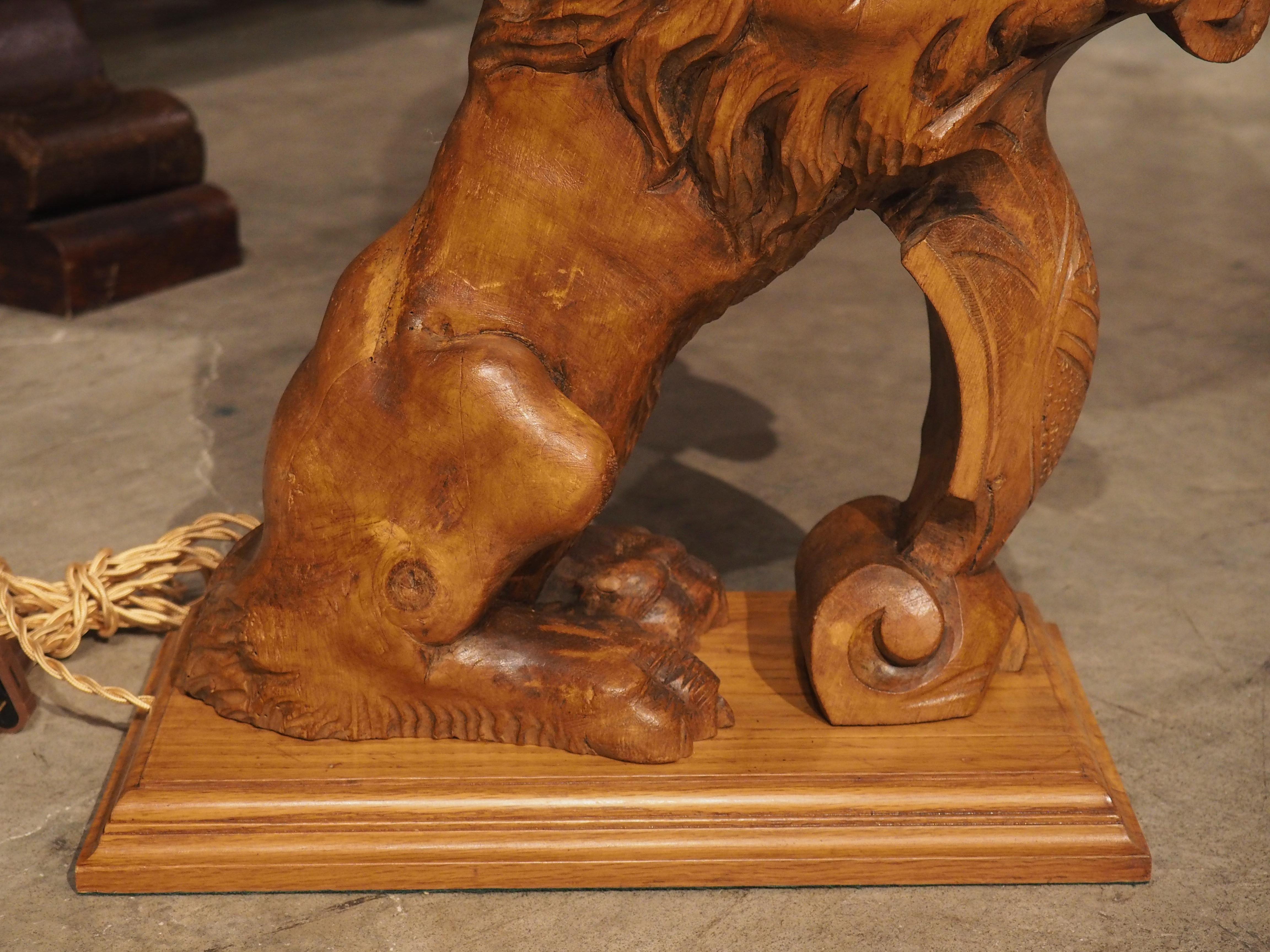 Lampe de table Lion en pin sculpté du XVIIIe siècle en vente 5