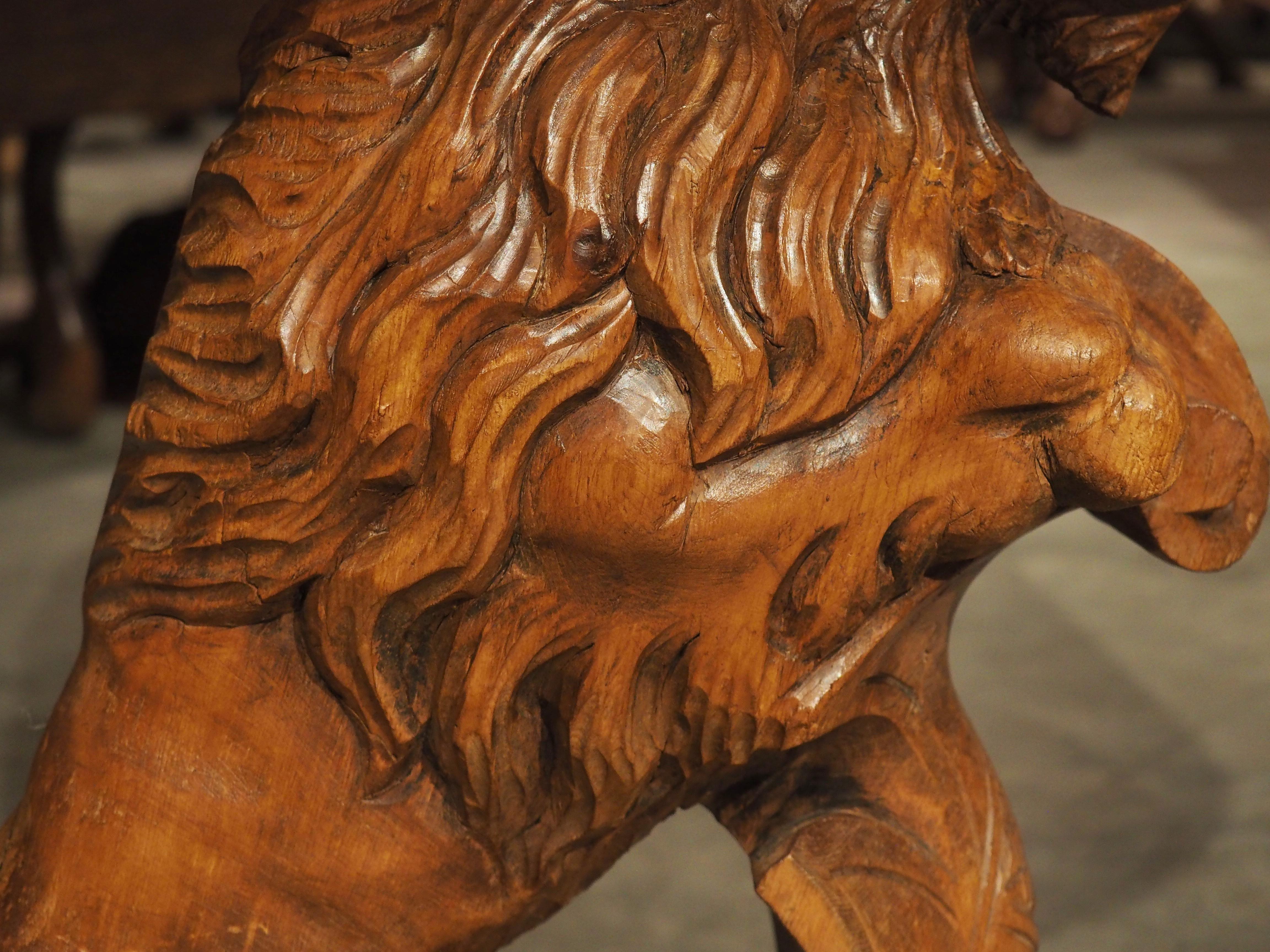 Lampe de table Lion en pin sculpté du XVIIIe siècle en vente 6