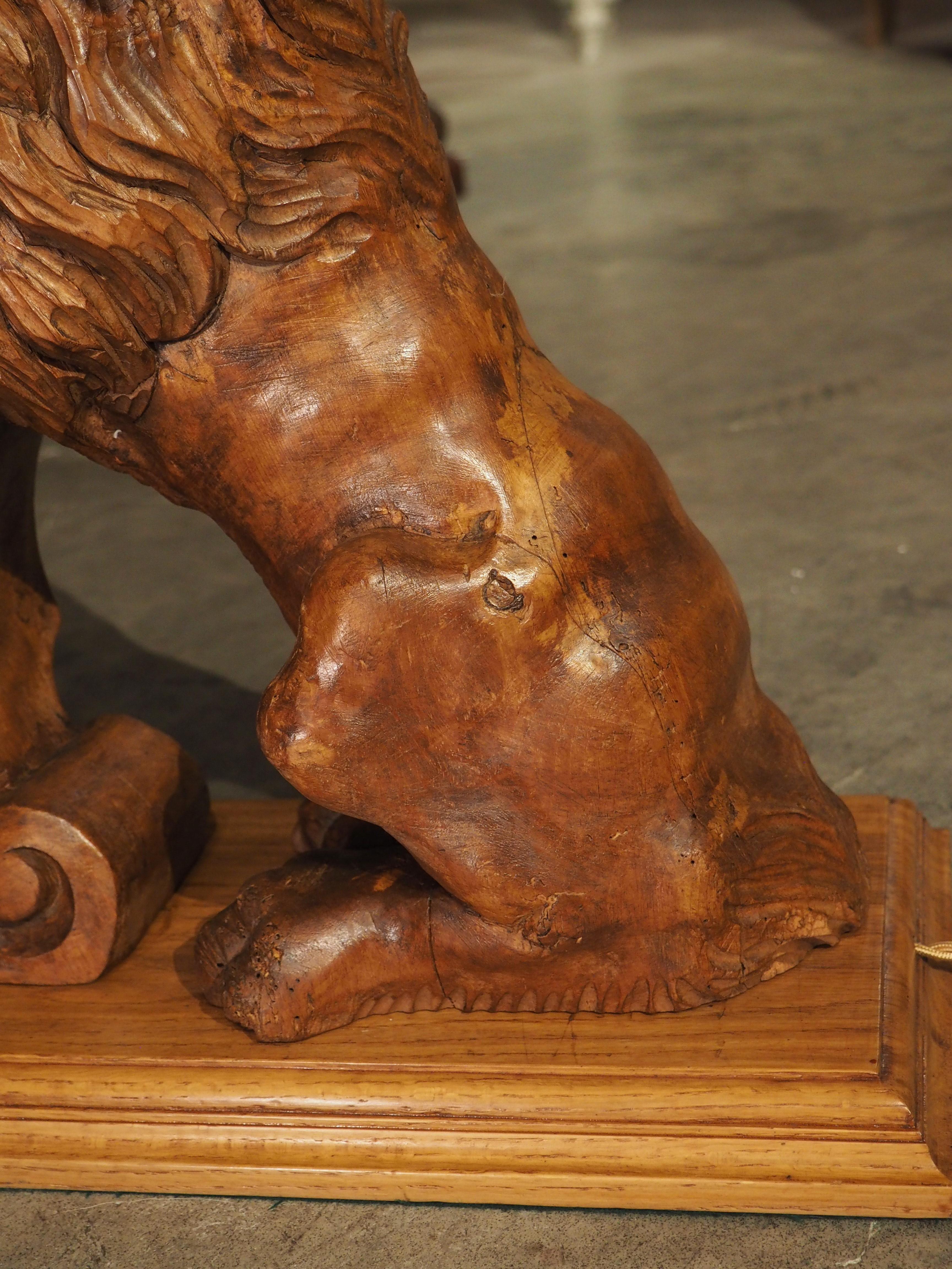 Lampe de table Lion en pin sculpté du XVIIIe siècle en vente 9