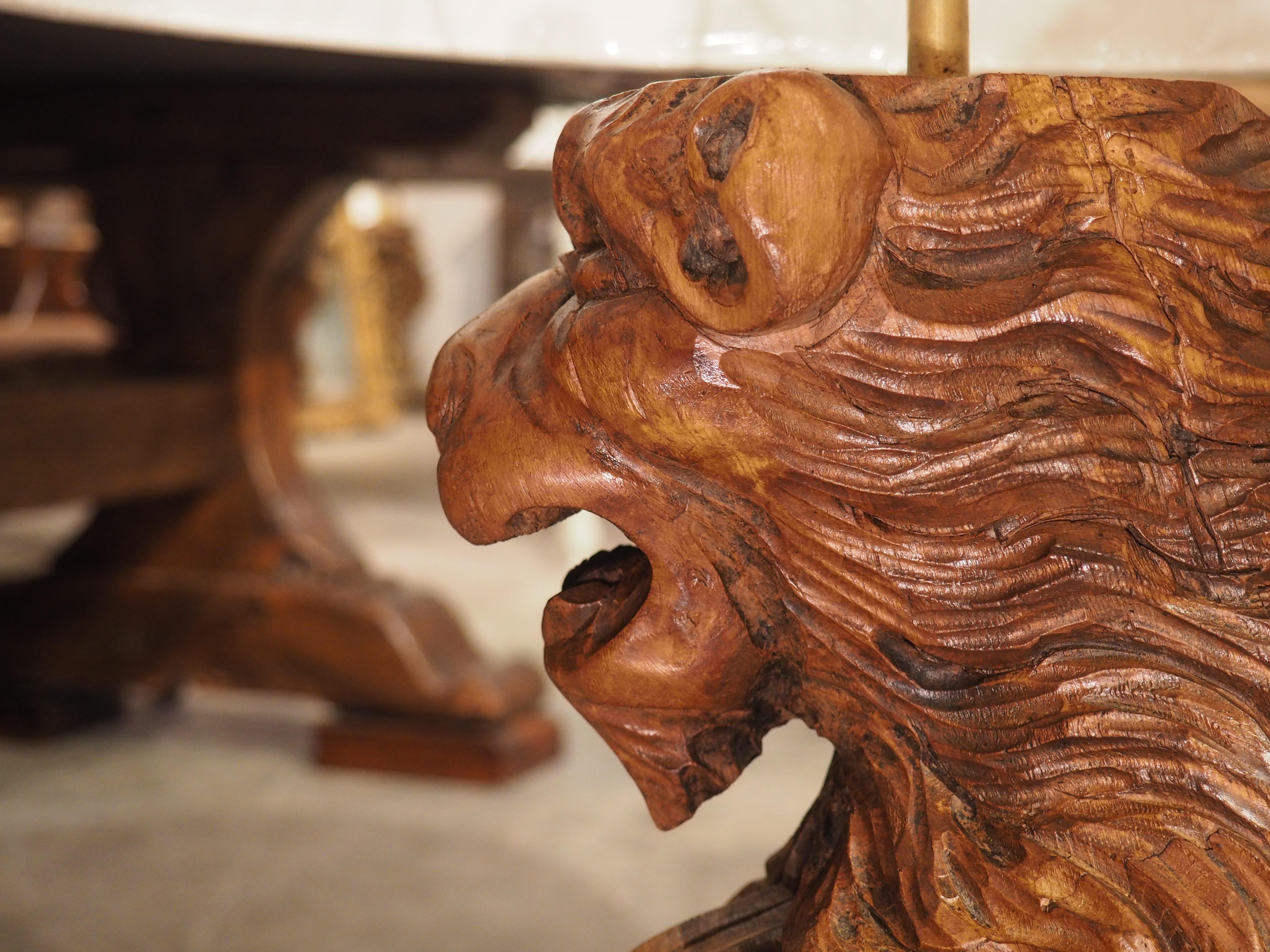 Lampe de table Lion en pin sculpté du XVIIIe siècle en vente 10