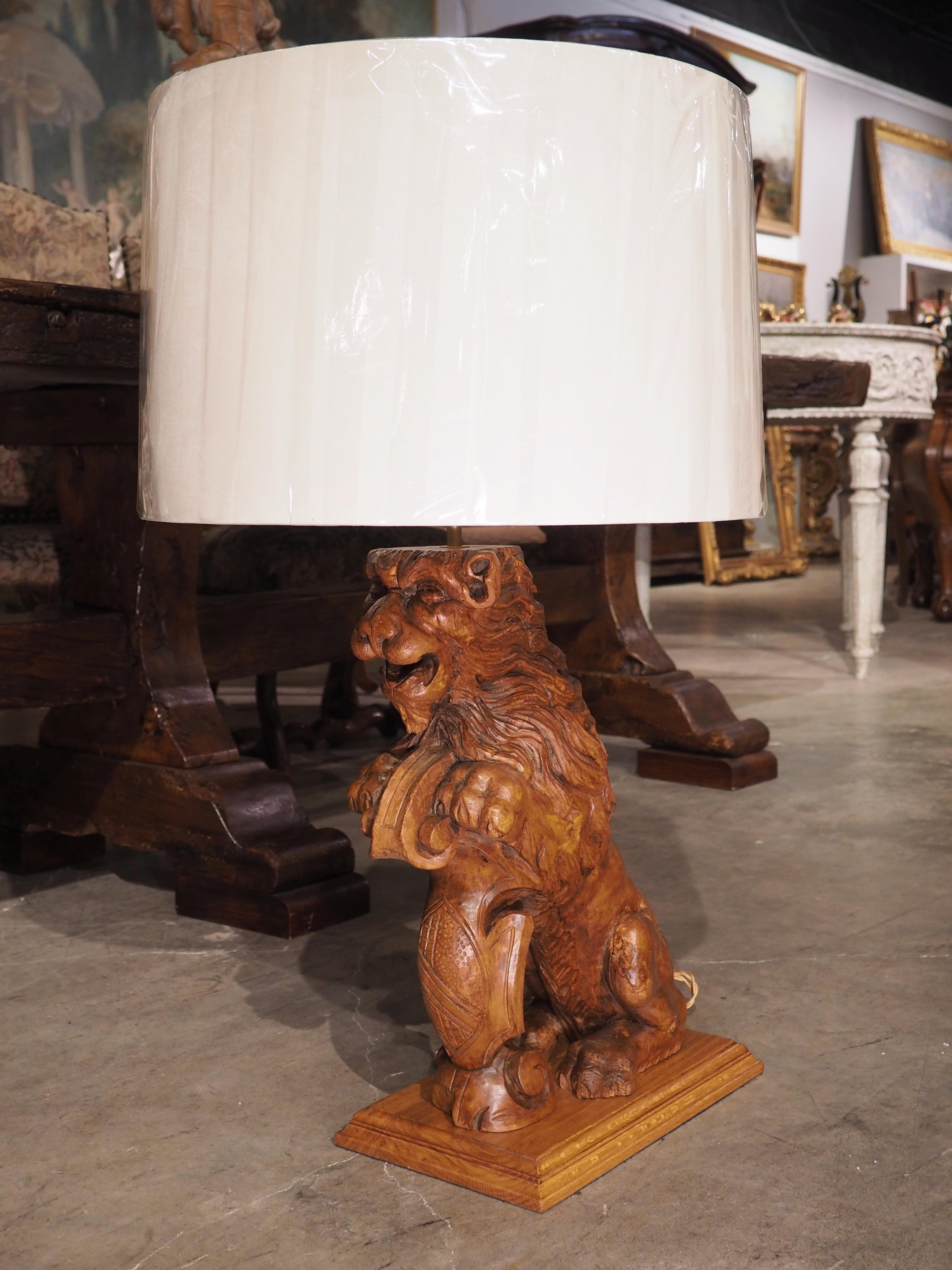 Lampe de table Lion en pin sculpté du XVIIIe siècle en vente 13
