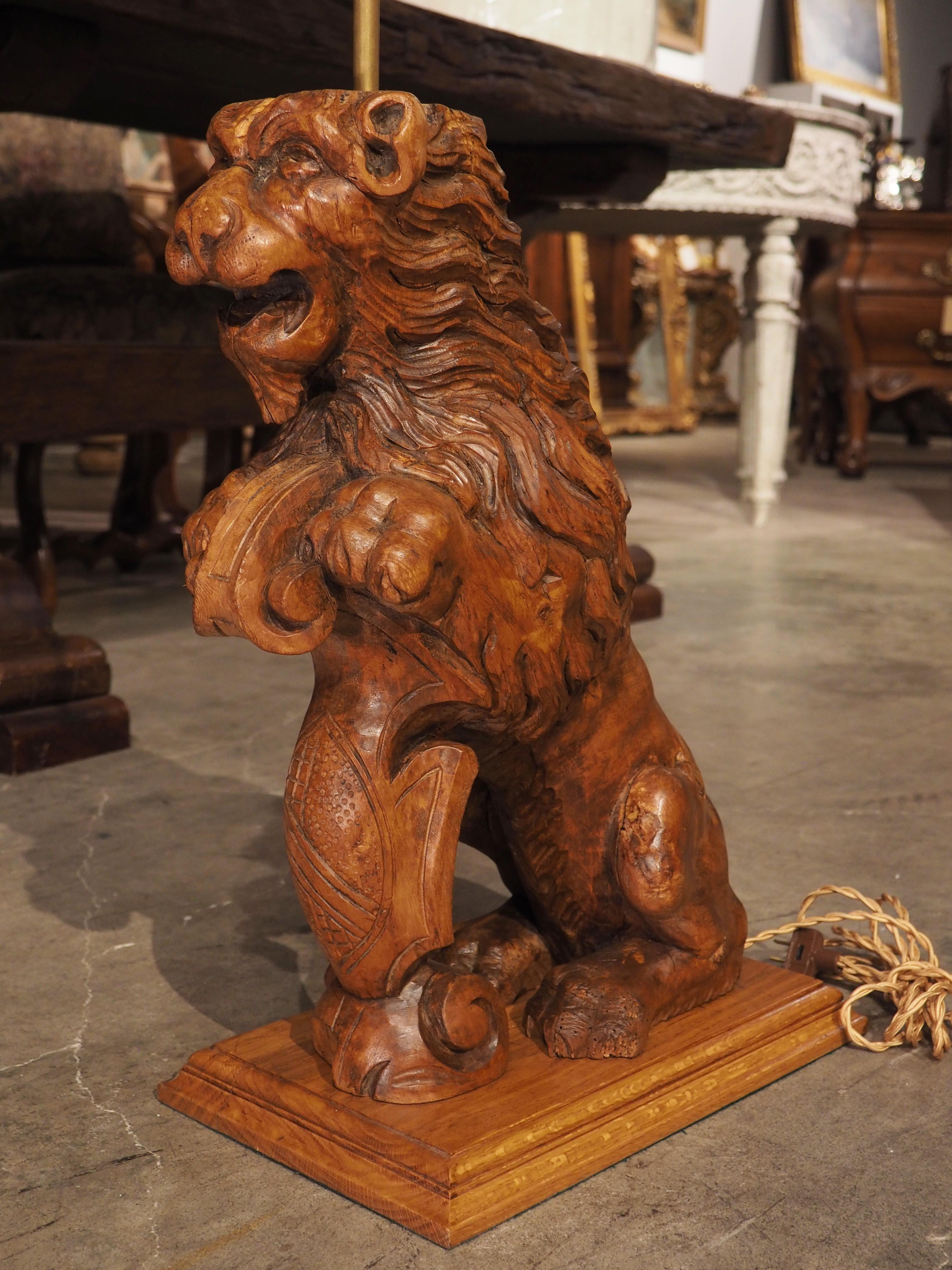 Anglais Lampe de table Lion en pin sculpté du XVIIIe siècle en vente