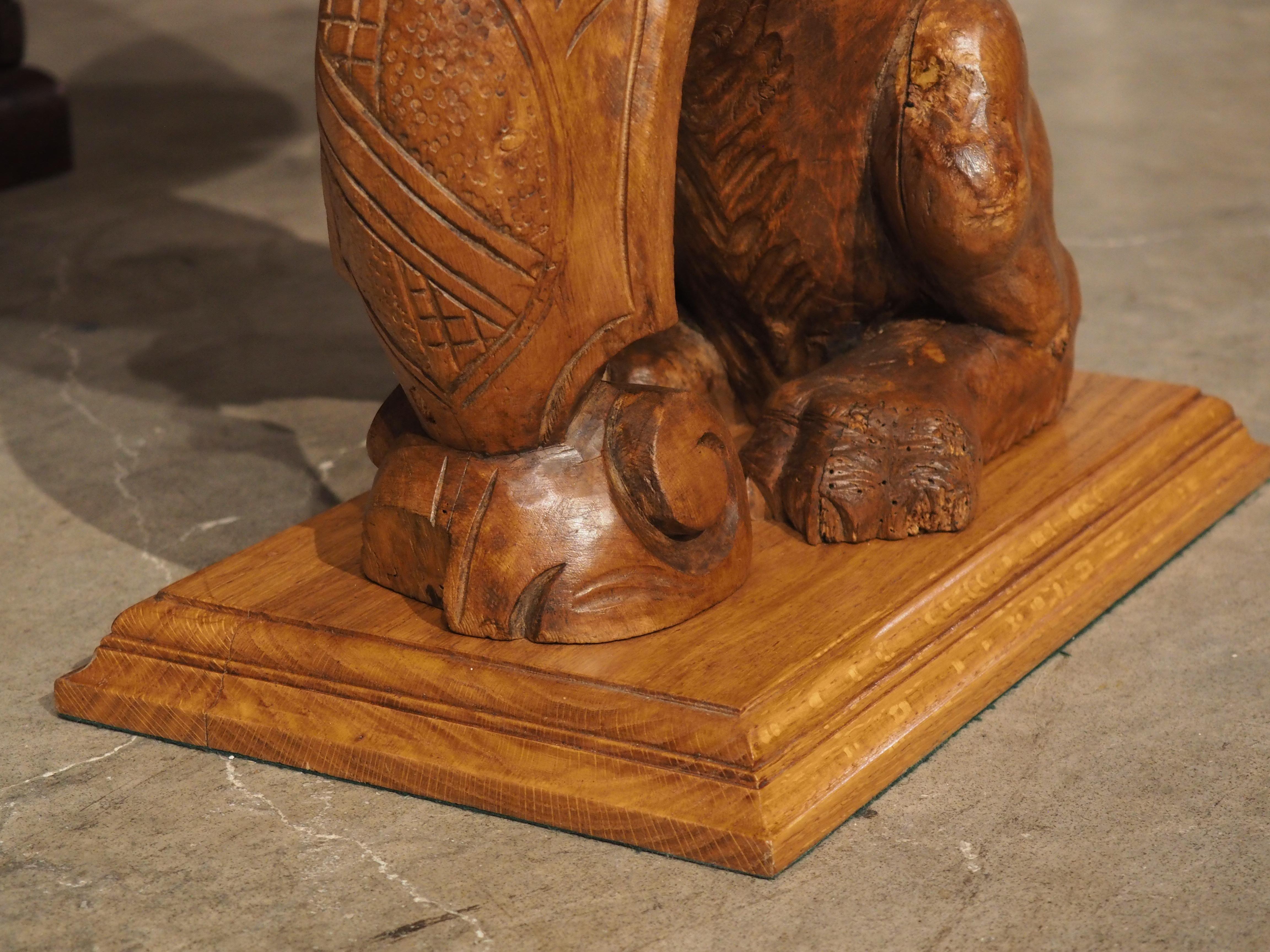 Lampe de table Lion en pin sculpté du XVIIIe siècle Bon état - En vente à Dallas, TX