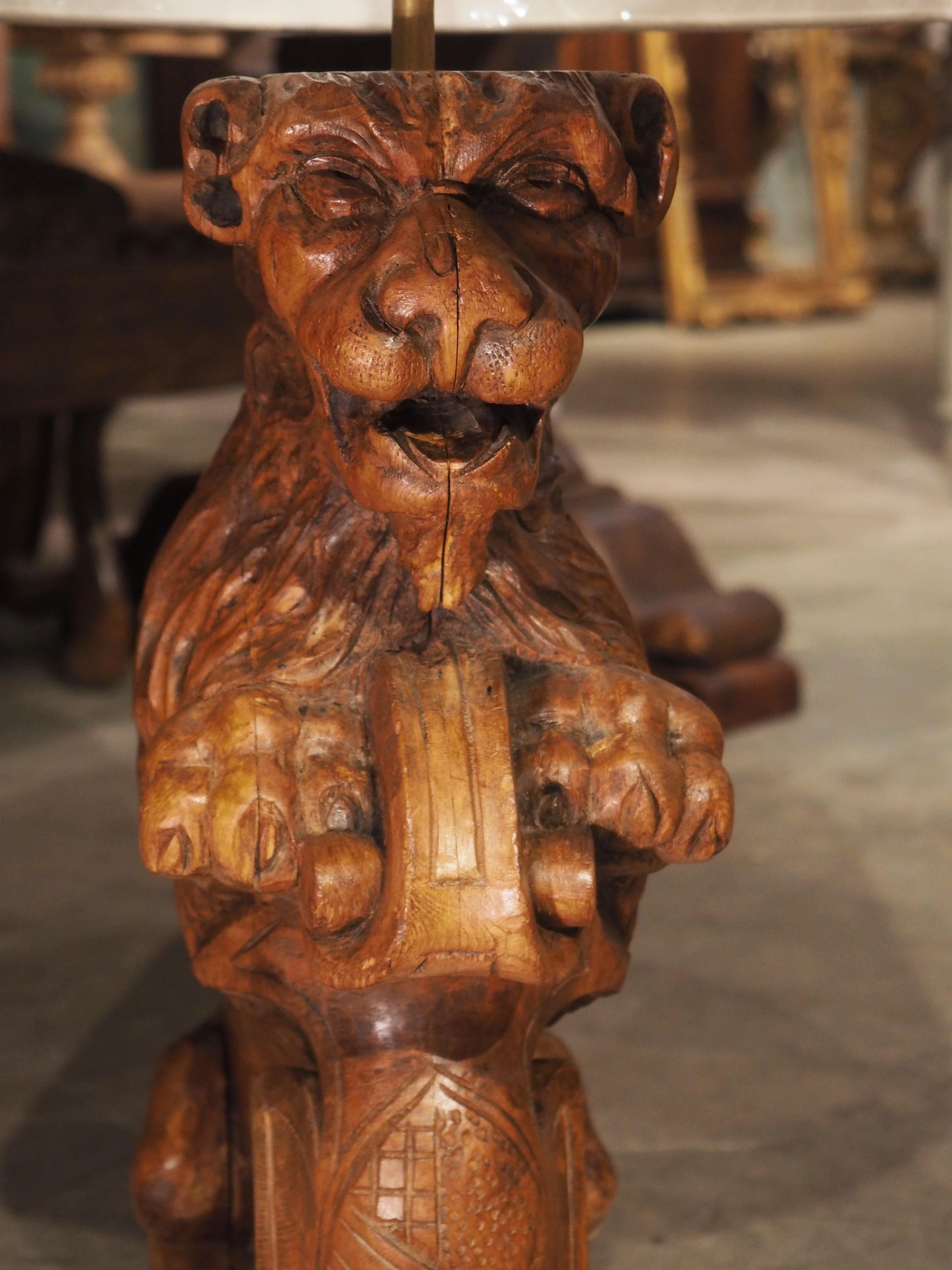 18th Century English Carved Pine Lion Table Lamp For Sale 1