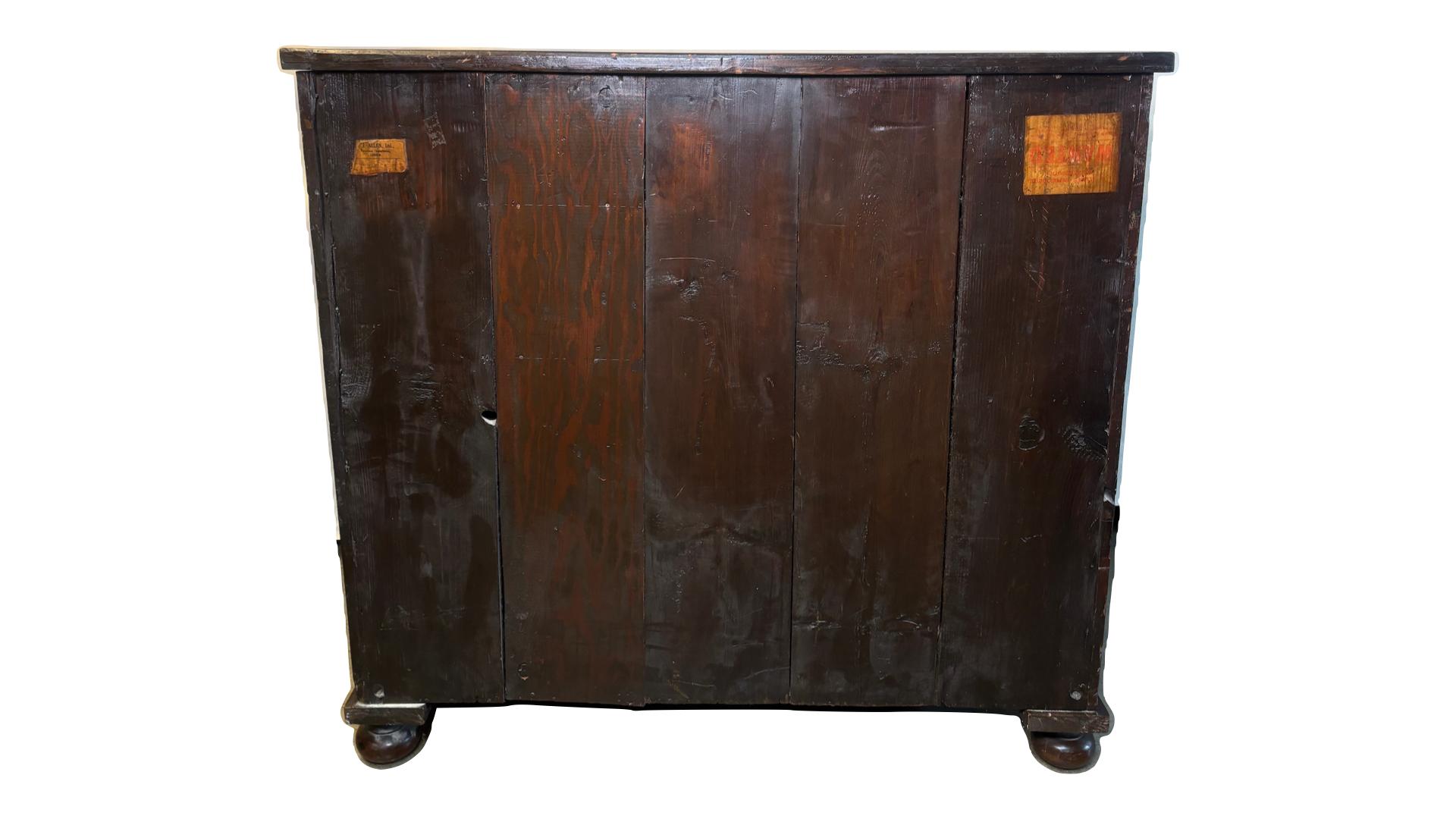 Mogano precoce, circa 1735. 2 cassetti piccoli su 3 cassetti più grandi su quattro piedini. I cassetti interni sono realizzati in Oak Oak con incastri a coda di rondine. 
La ferramenta in ottone dei cassetti è tutta originale. La serratura e le