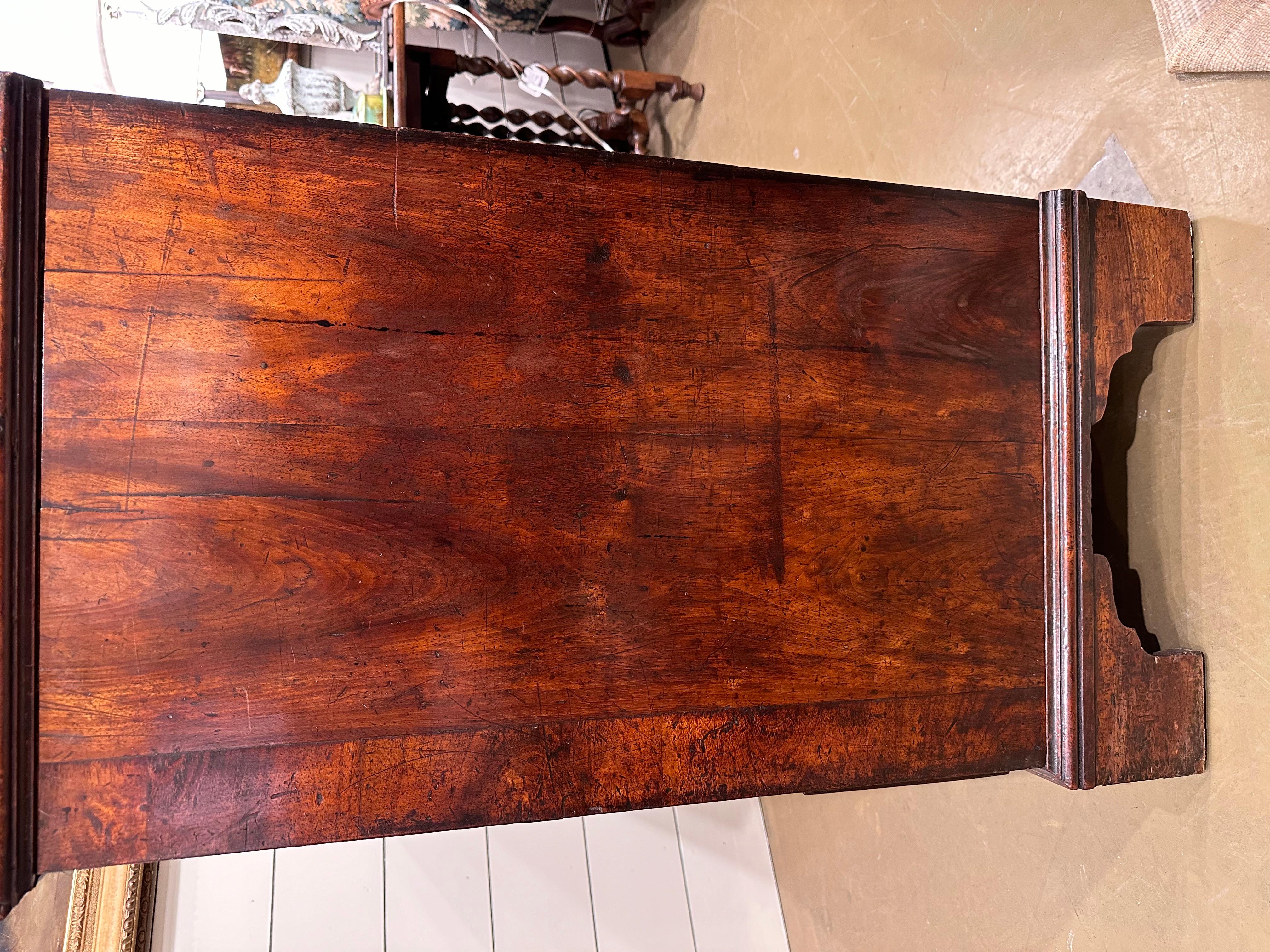 Legno massiccio Cassettiera inglese del XVIII secolo in vendita