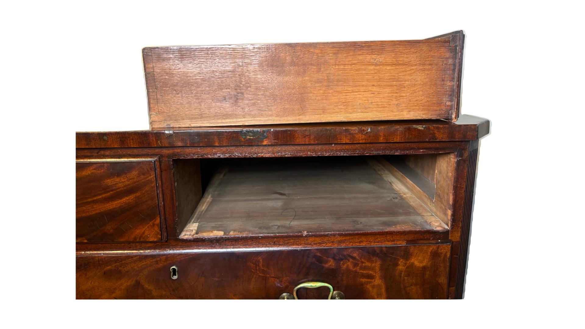 Cassettiera inglese del XVIII secolo in vendita 1