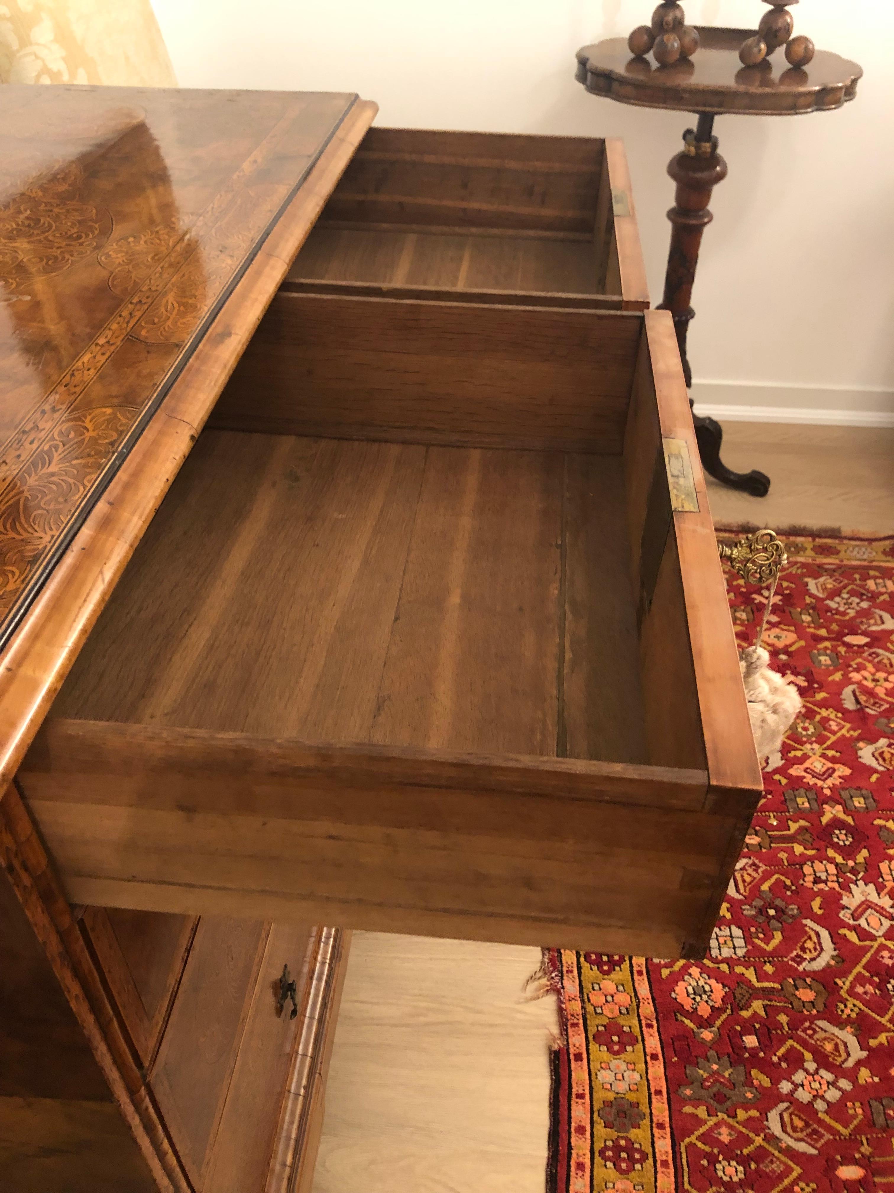 18th Century, English Chest of Drawers with Exquisite Marquetry For Sale 7
