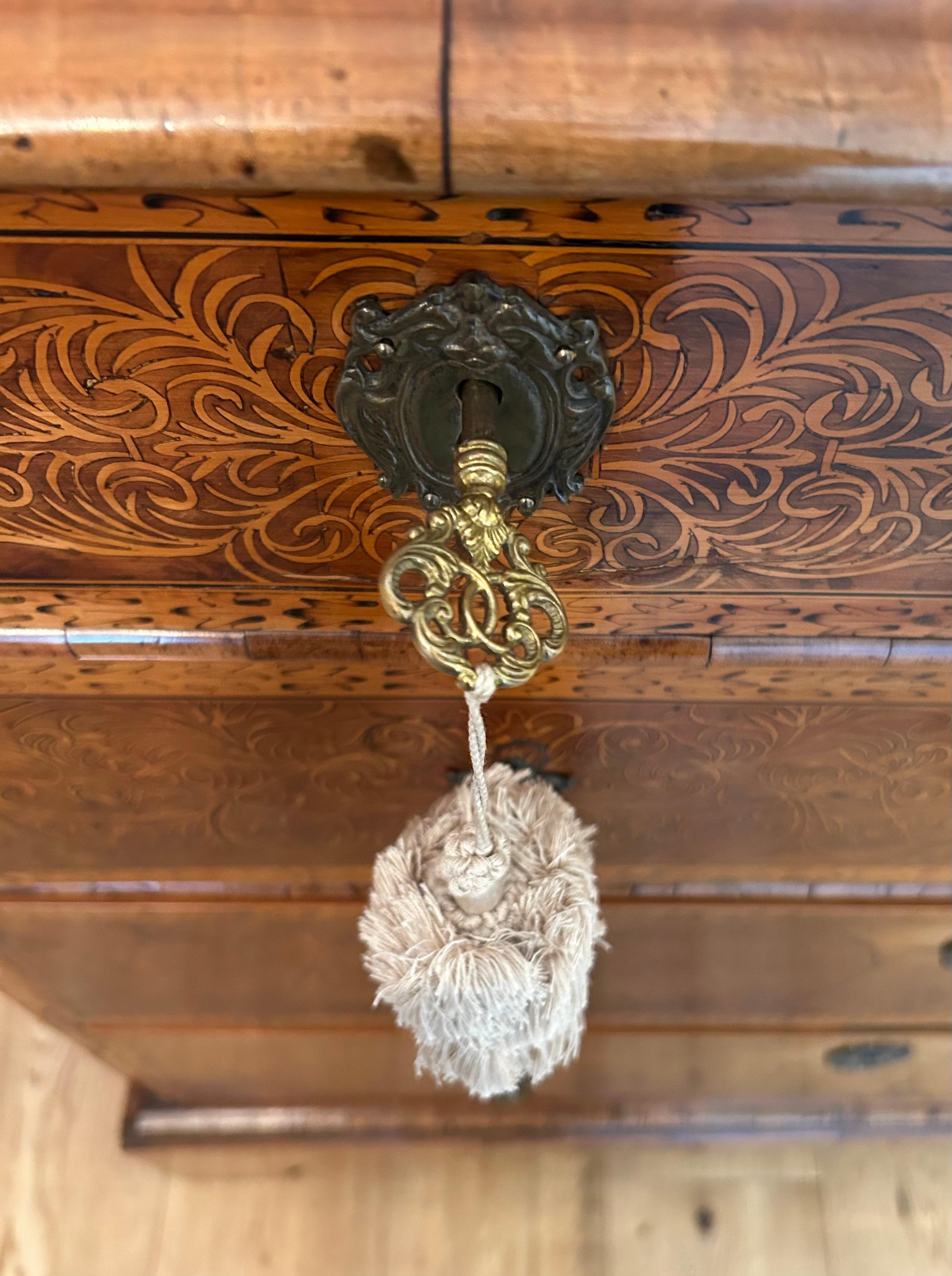 18th Century, English Chest of Drawers with Exquisite Marquetry For Sale 1