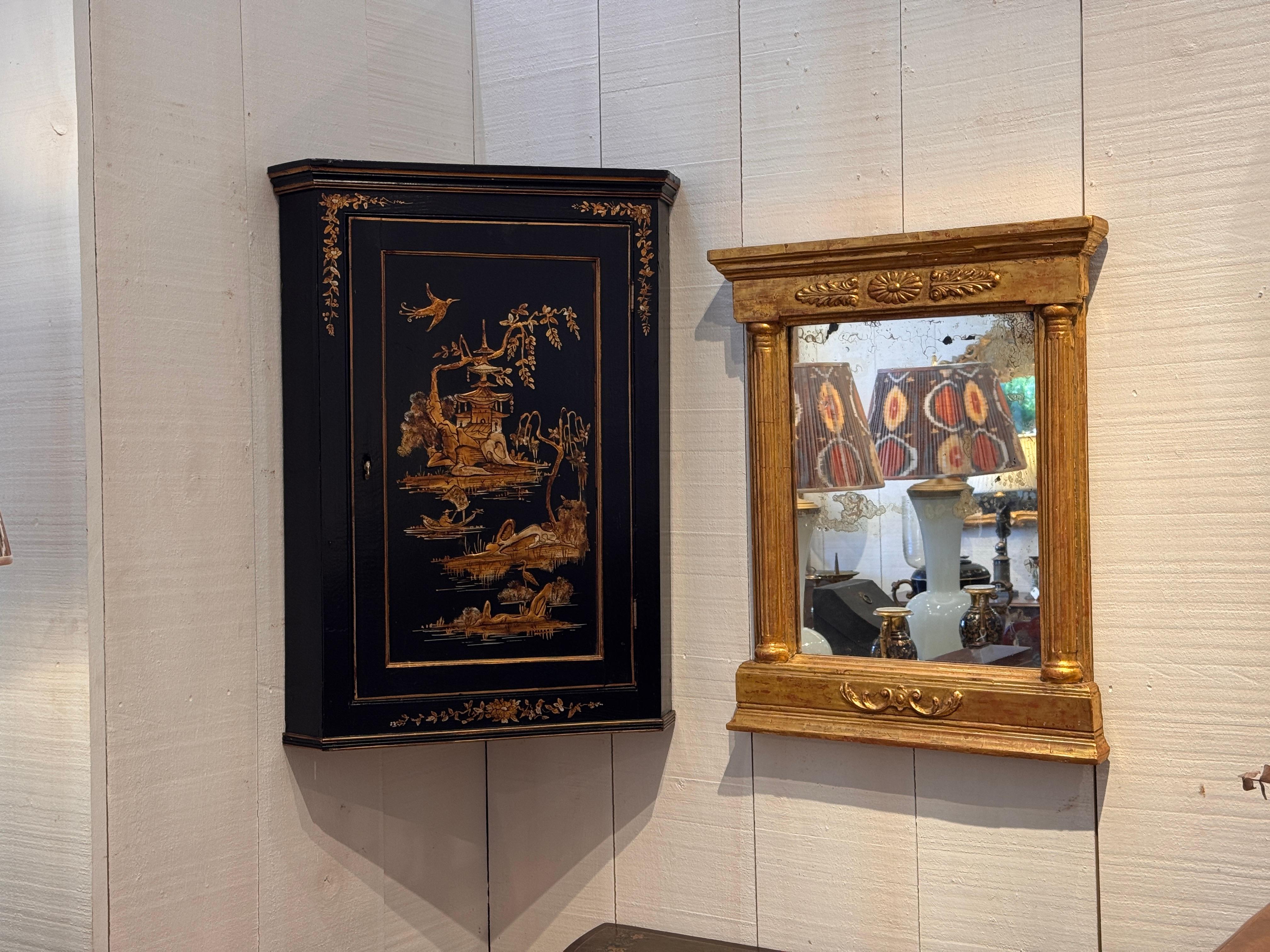 Inglese Armadietto angolare inglese Chinoiserie del XVIII secolo in vendita