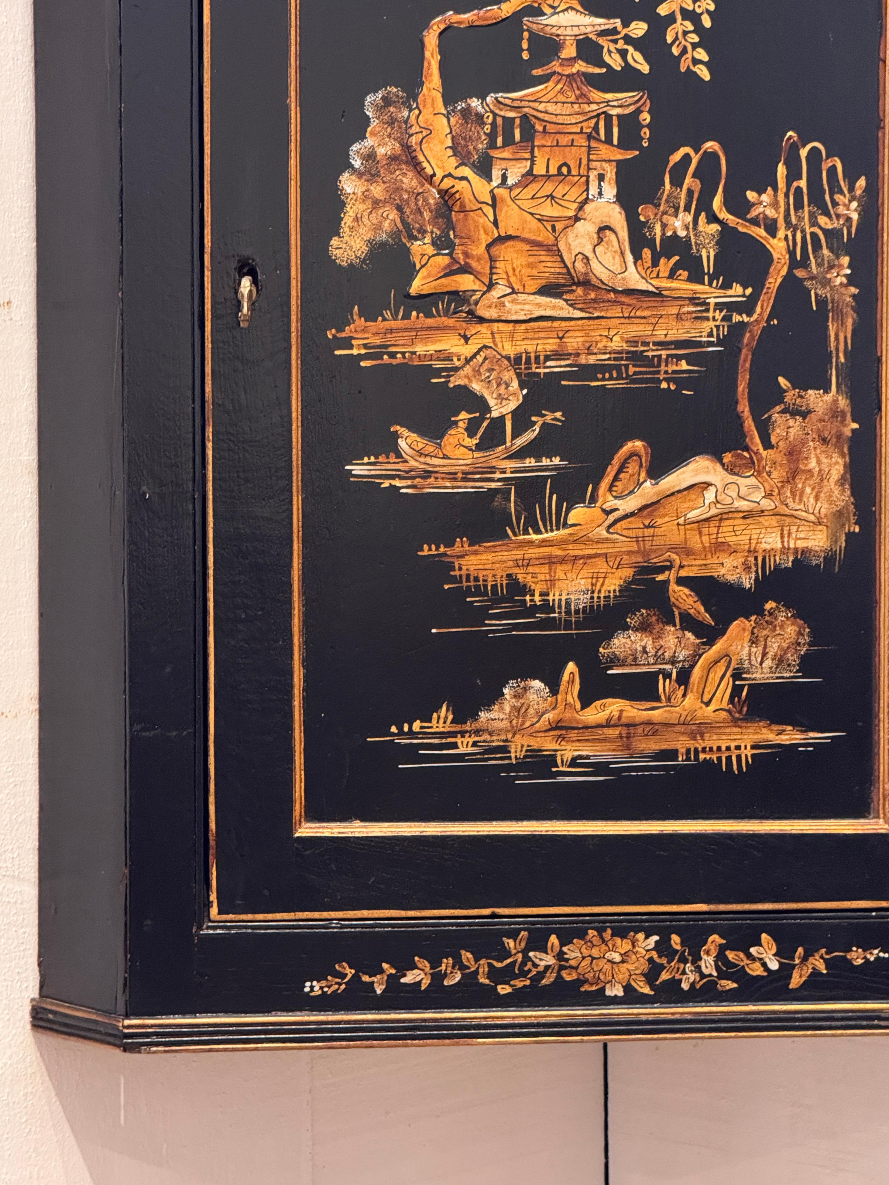 Armadietto angolare inglese Chinoiserie del XVIII secolo In condizioni buone in vendita a Charlottesville, VA
