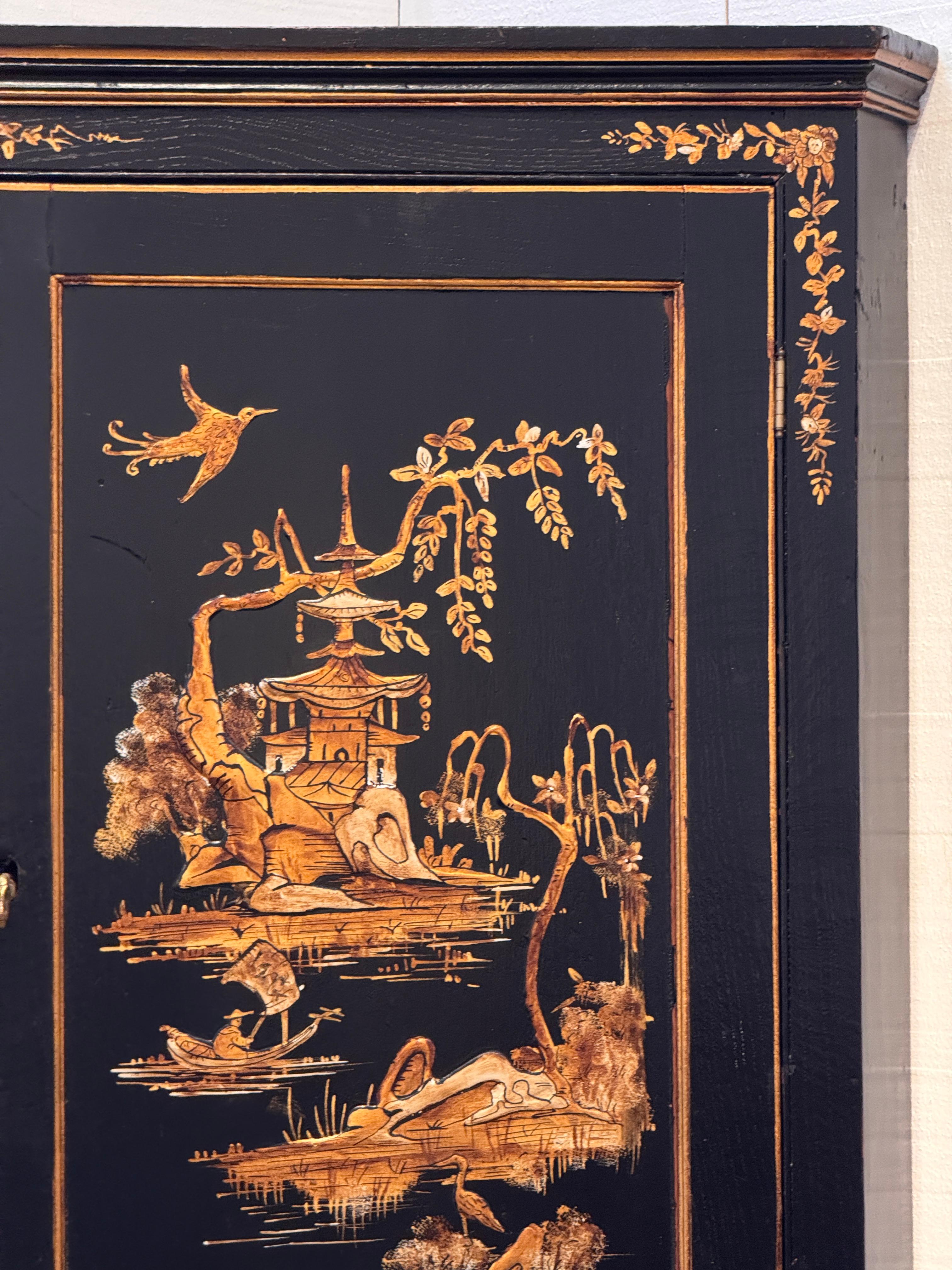Fino al XVIII secolo Armadietto angolare inglese Chinoiserie del XVIII secolo in vendita