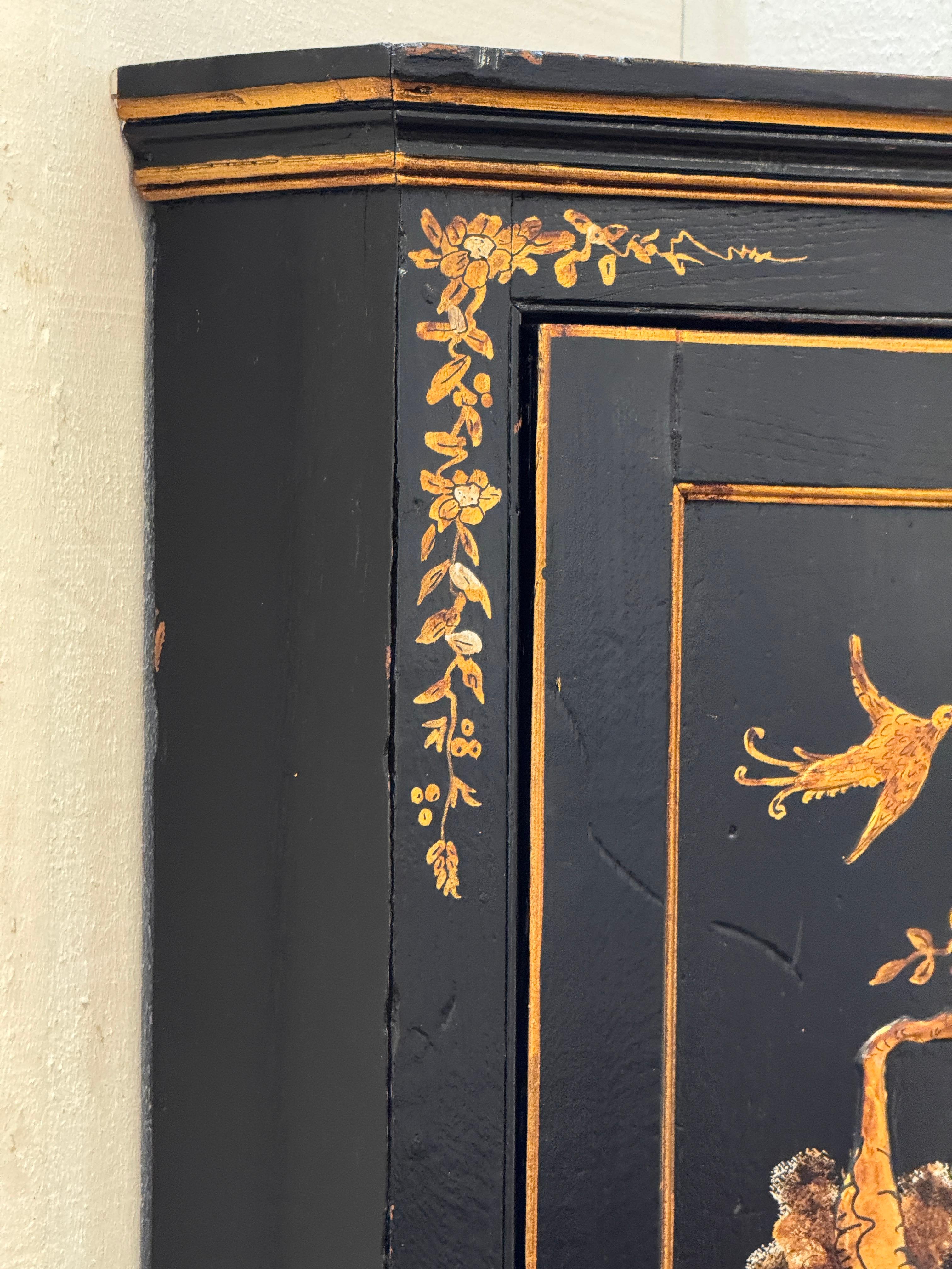 Legno Armadietto angolare inglese Chinoiserie del XVIII secolo in vendita