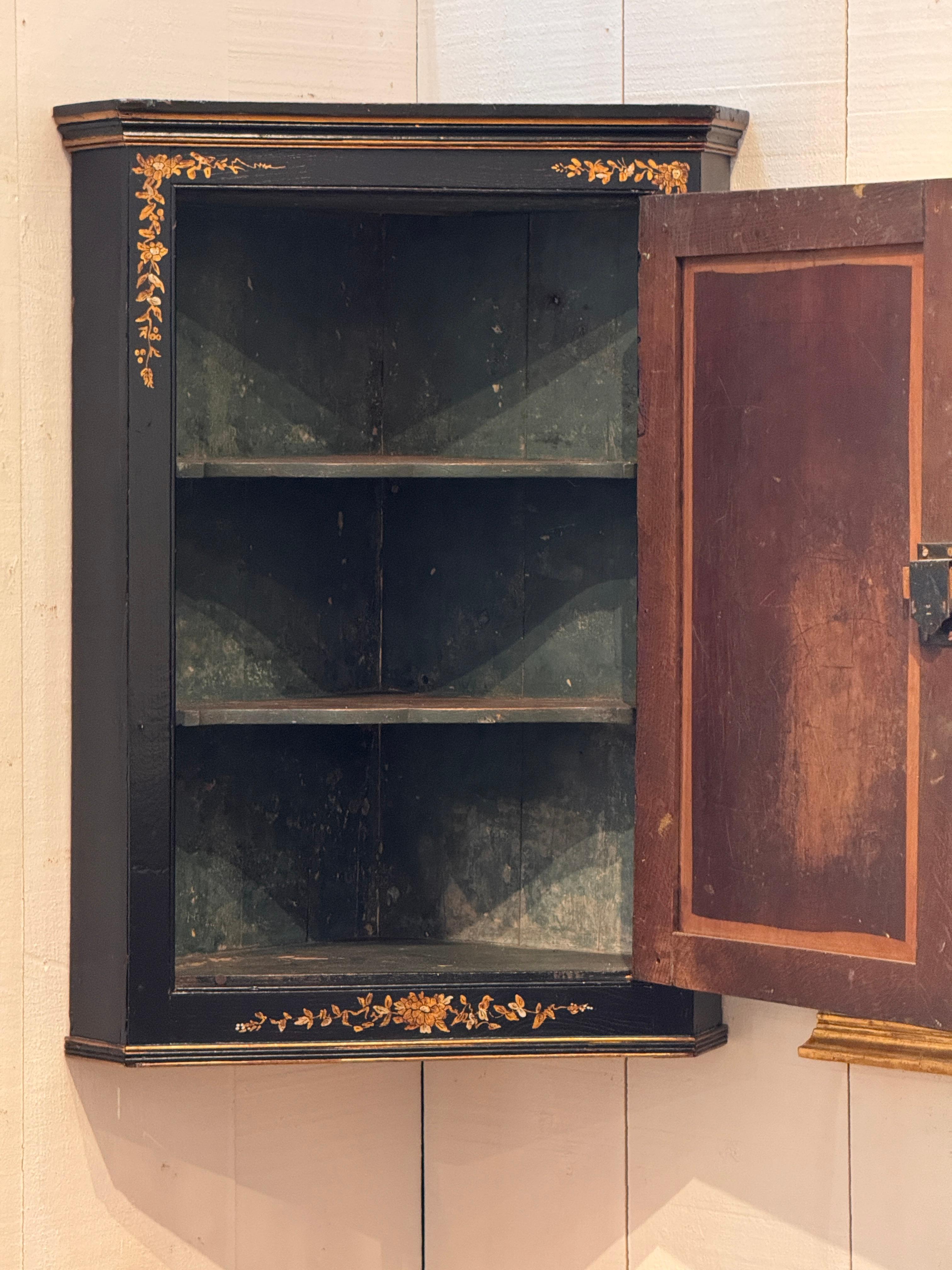 Armadietto angolare inglese Chinoiserie del XVIII secolo in vendita 1