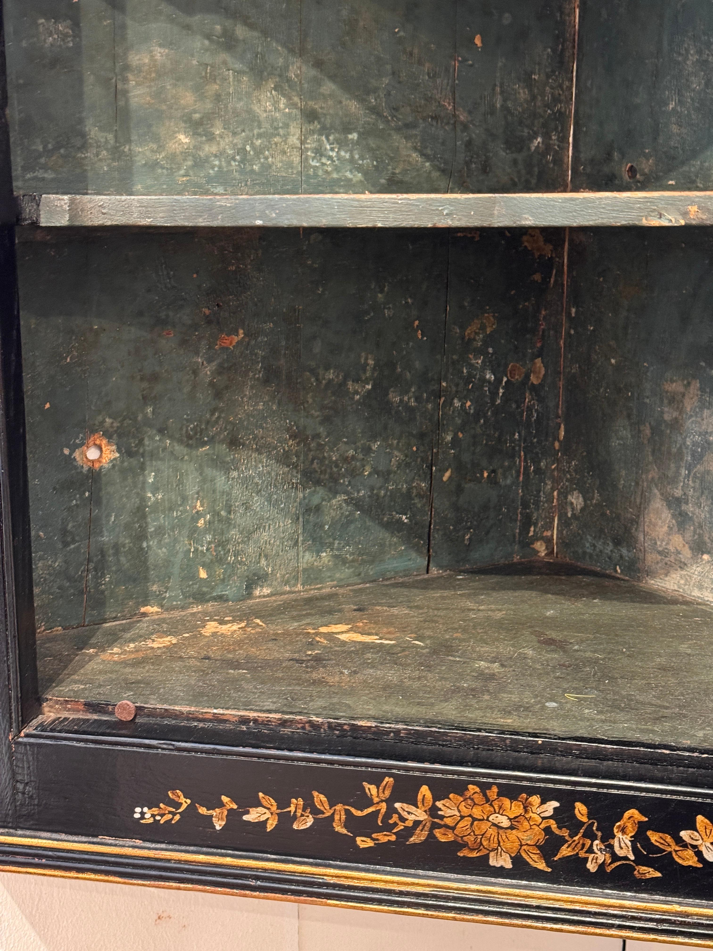 Armadietto angolare inglese Chinoiserie del XVIII secolo in vendita 3