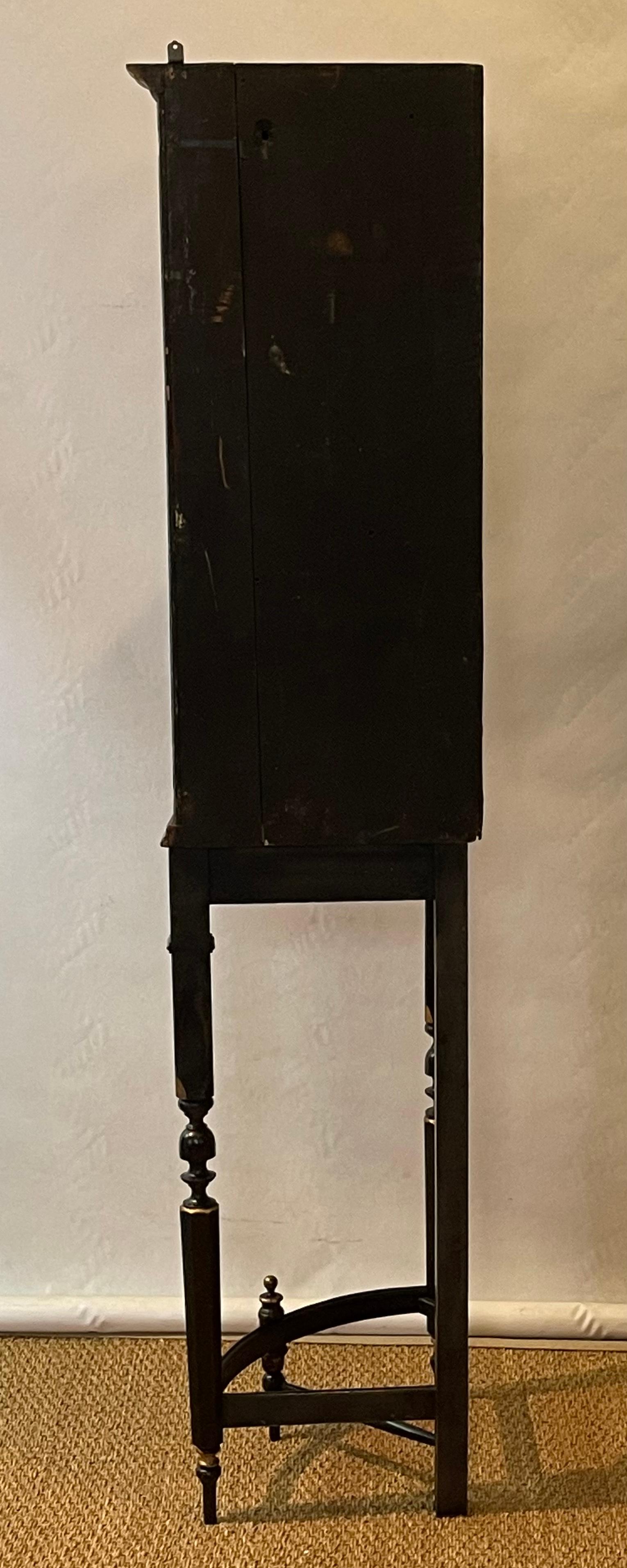 armoire d'angle décorée de Chinoiserie anglaise du 18ème siècle 2
