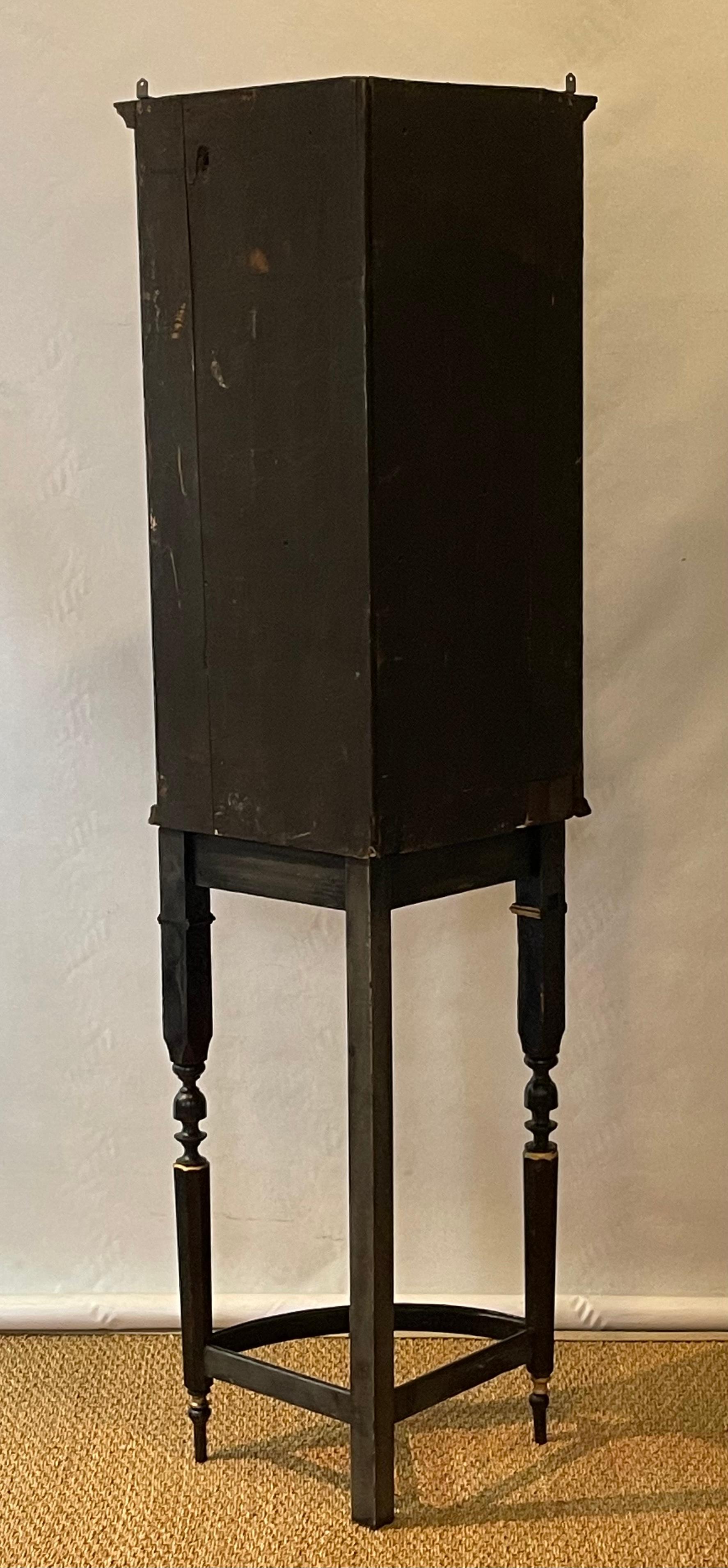 armoire d'angle décorée de Chinoiserie anglaise du 18ème siècle 3