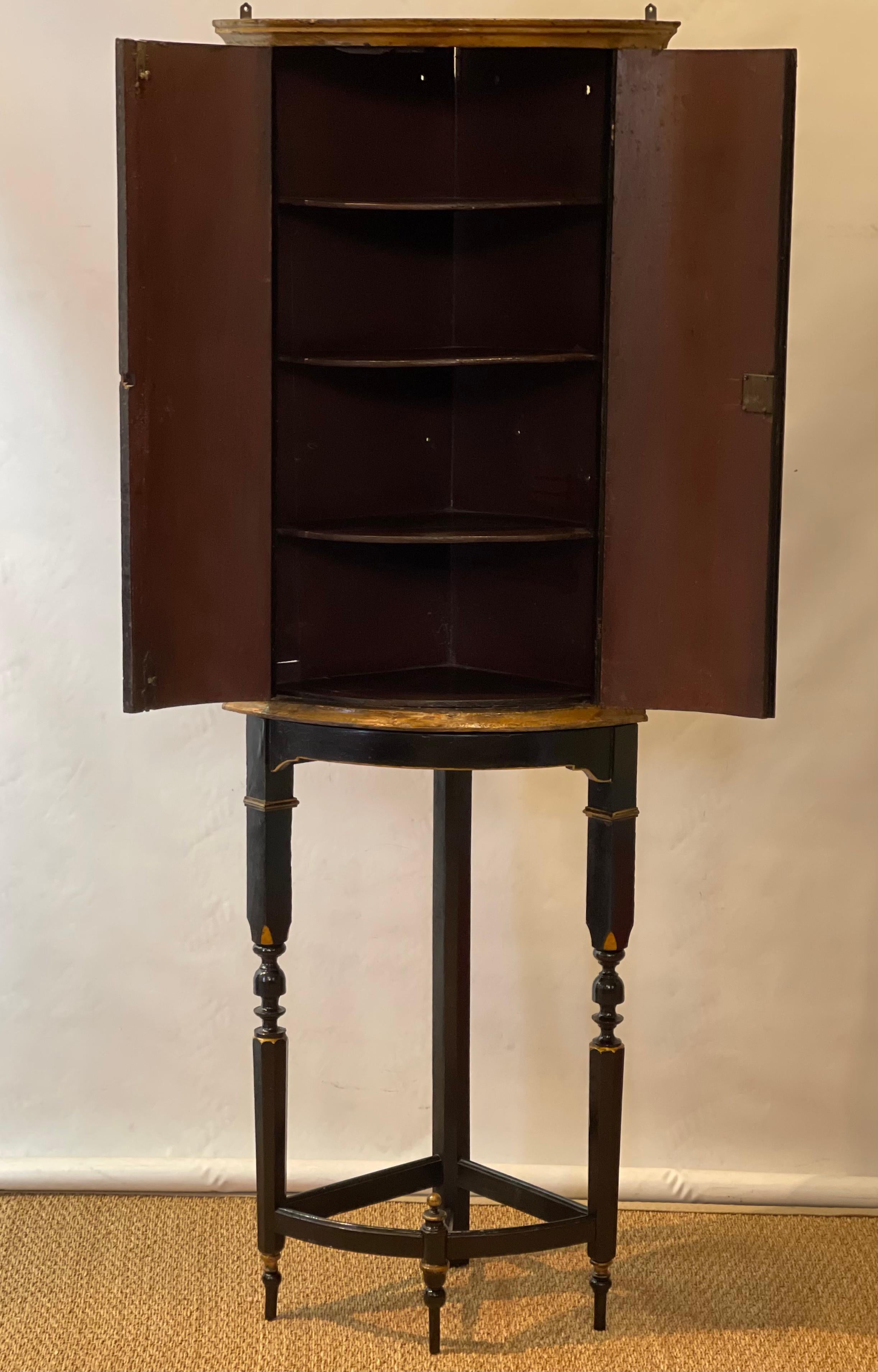 armoire d'angle décorée de Chinoiserie anglaise du 18ème siècle 5