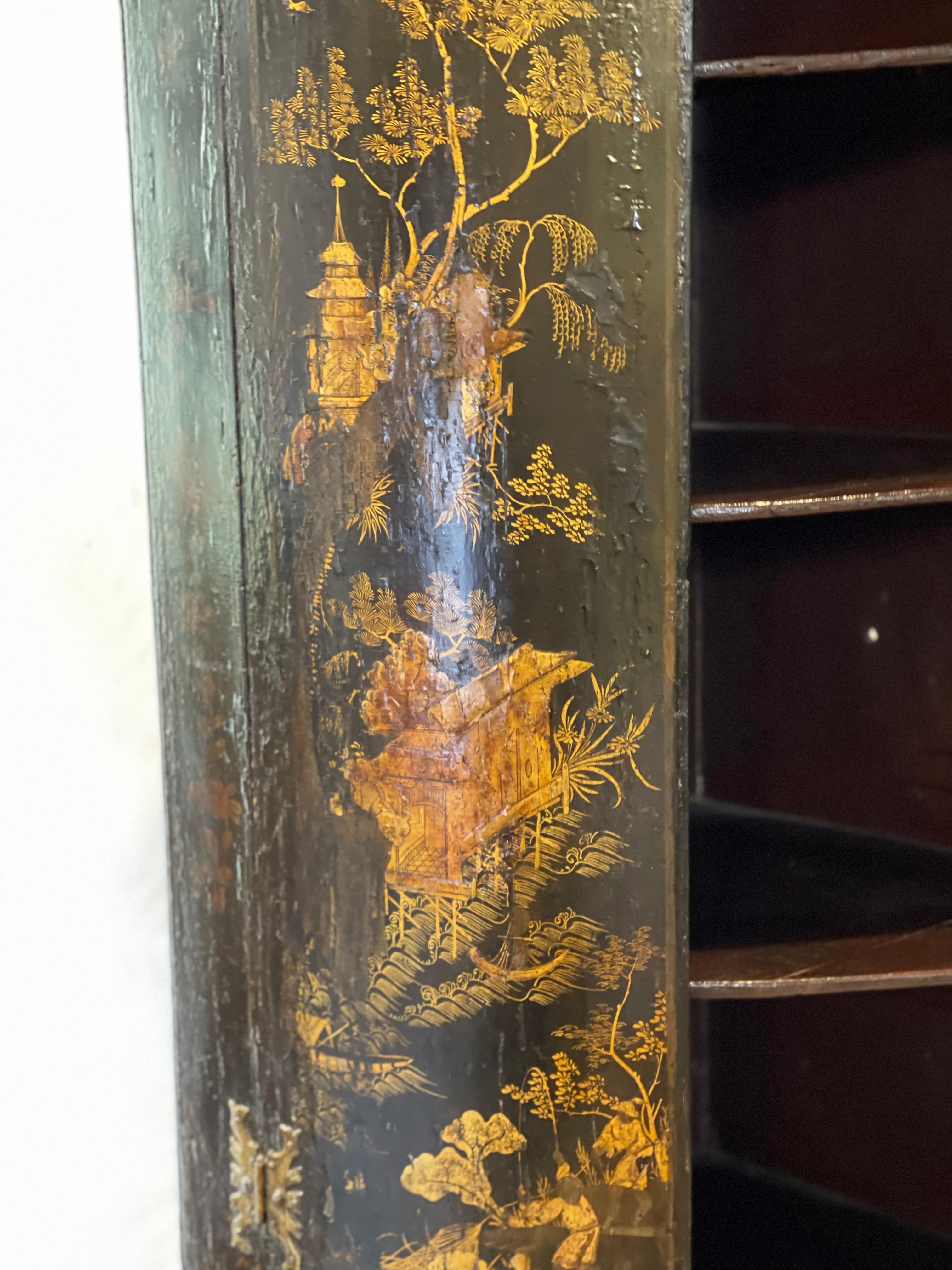 armoire d'angle décorée de Chinoiserie anglaise du 18ème siècle 6