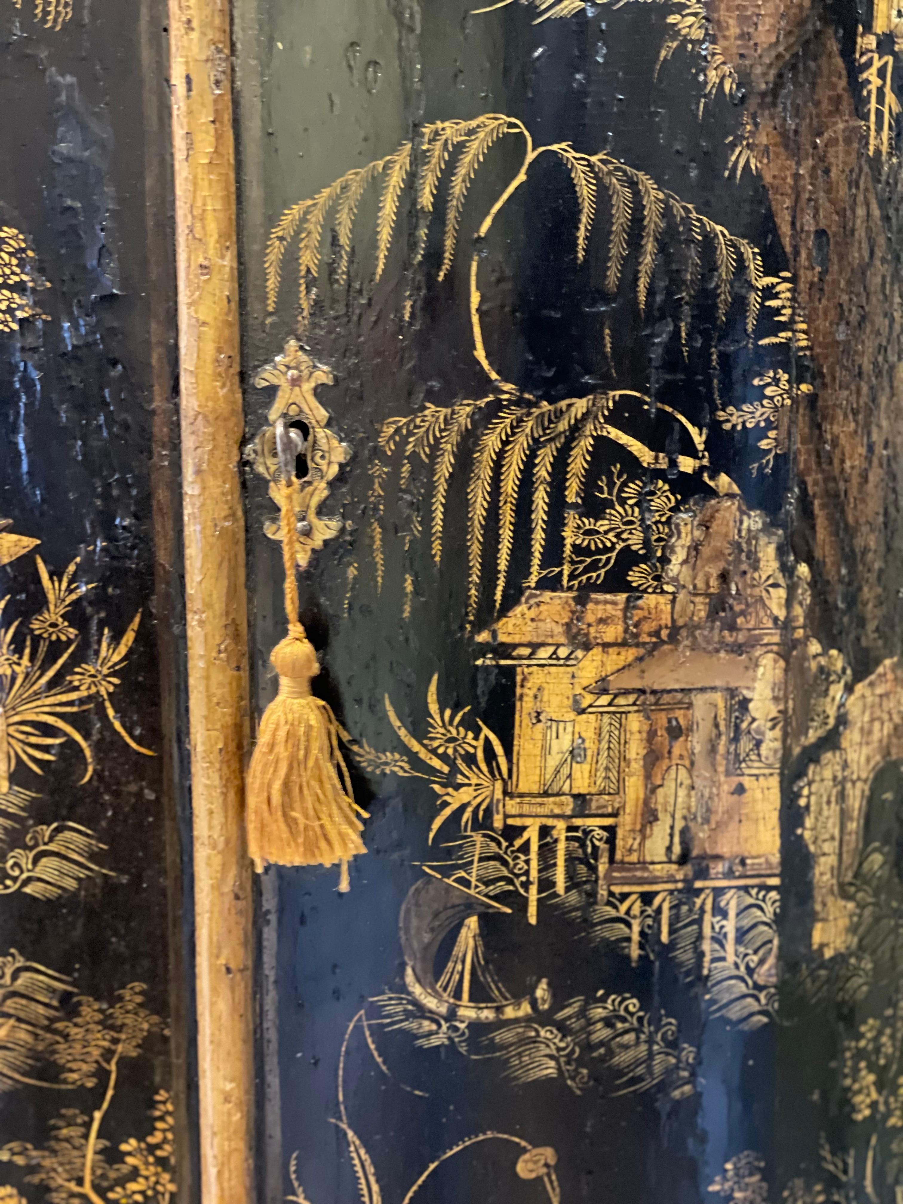 armoire d'angle décorée de Chinoiserie anglaise du 18ème siècle 7