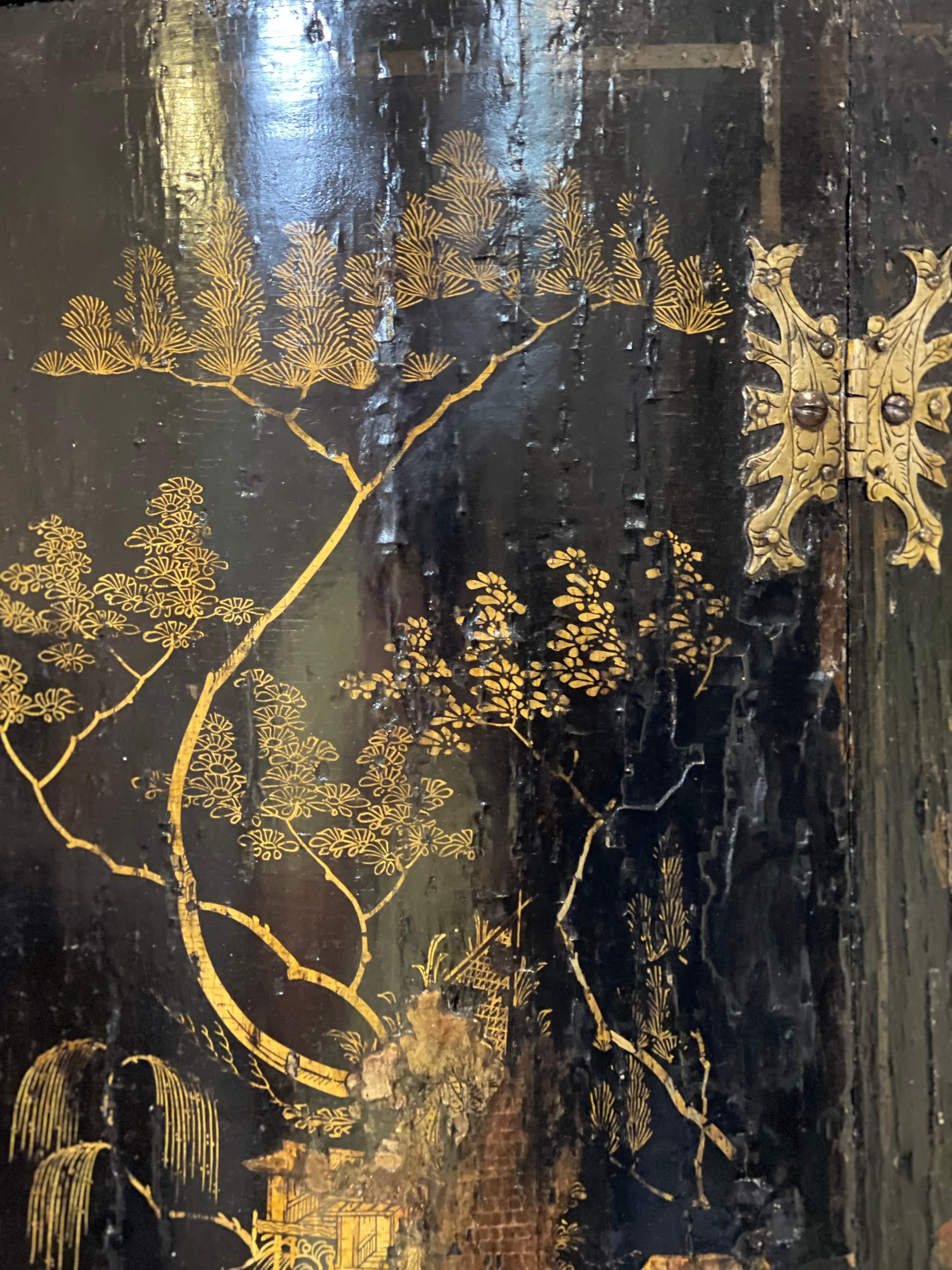 armoire d'angle décorée de Chinoiserie anglaise du 18ème siècle 9