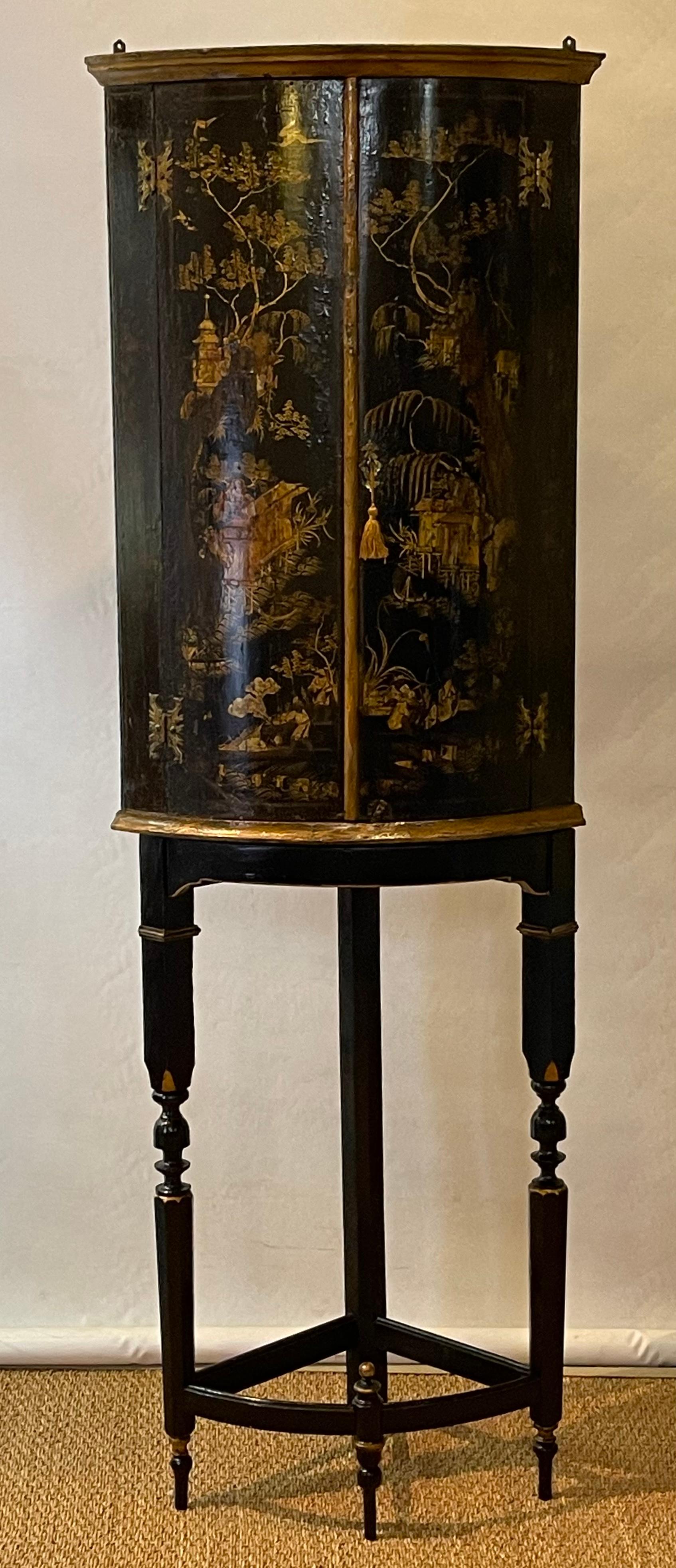 Anglais armoire d'angle décorée de Chinoiserie anglaise du 18ème siècle
