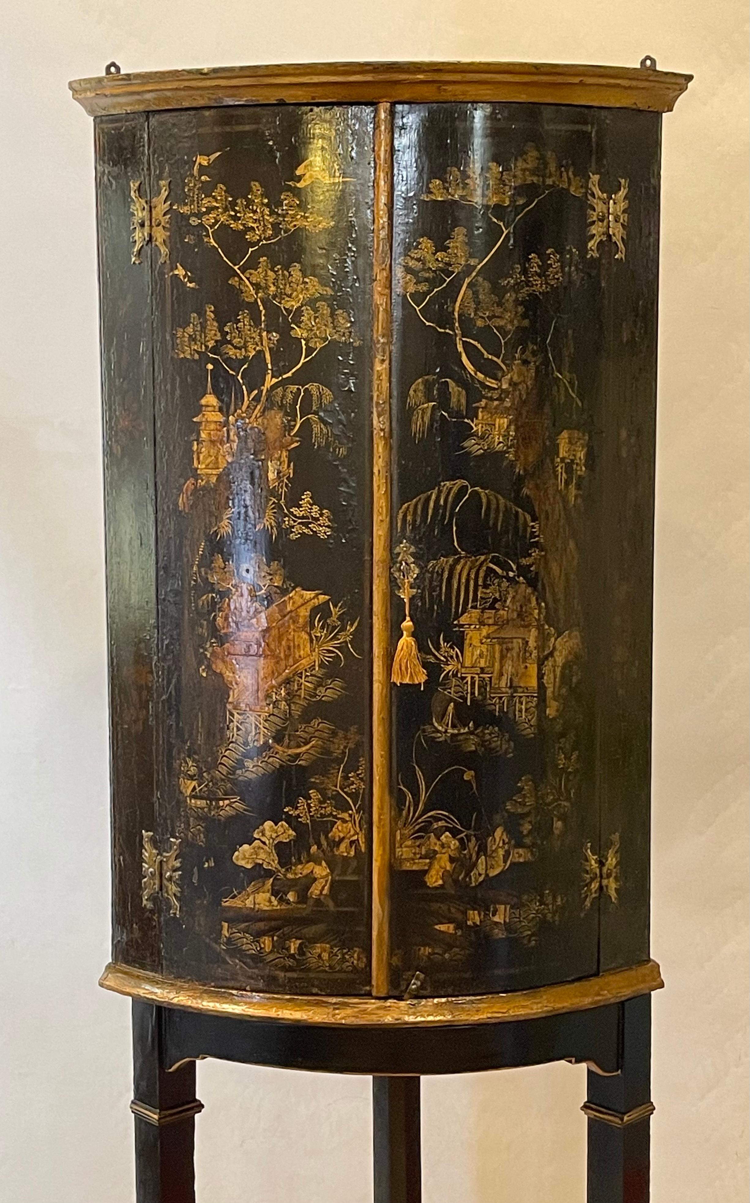 Peint à la main armoire d'angle décorée de Chinoiserie anglaise du 18ème siècle