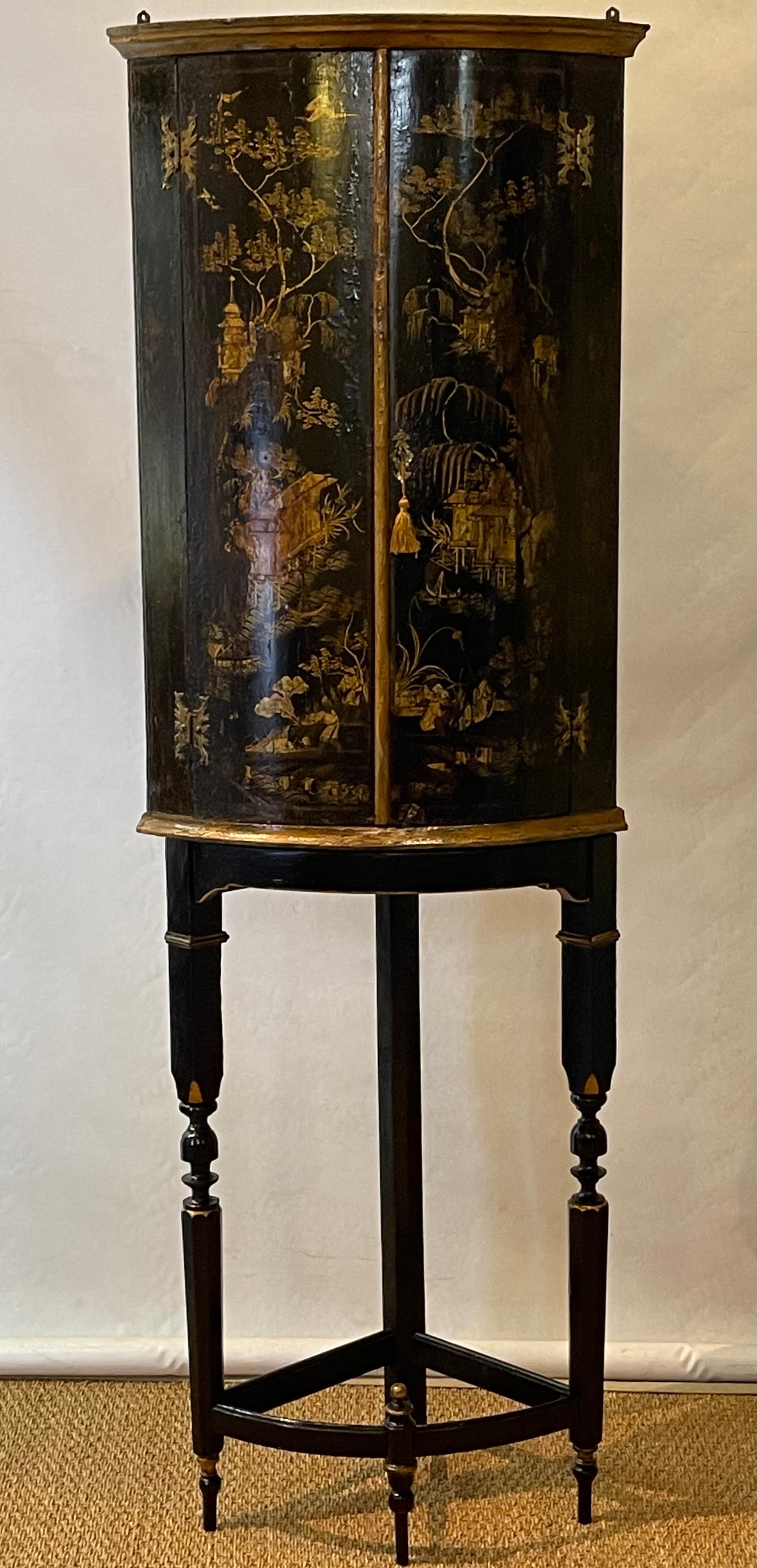 Fin du XVIIIe siècle armoire d'angle décorée de Chinoiserie anglaise du 18ème siècle