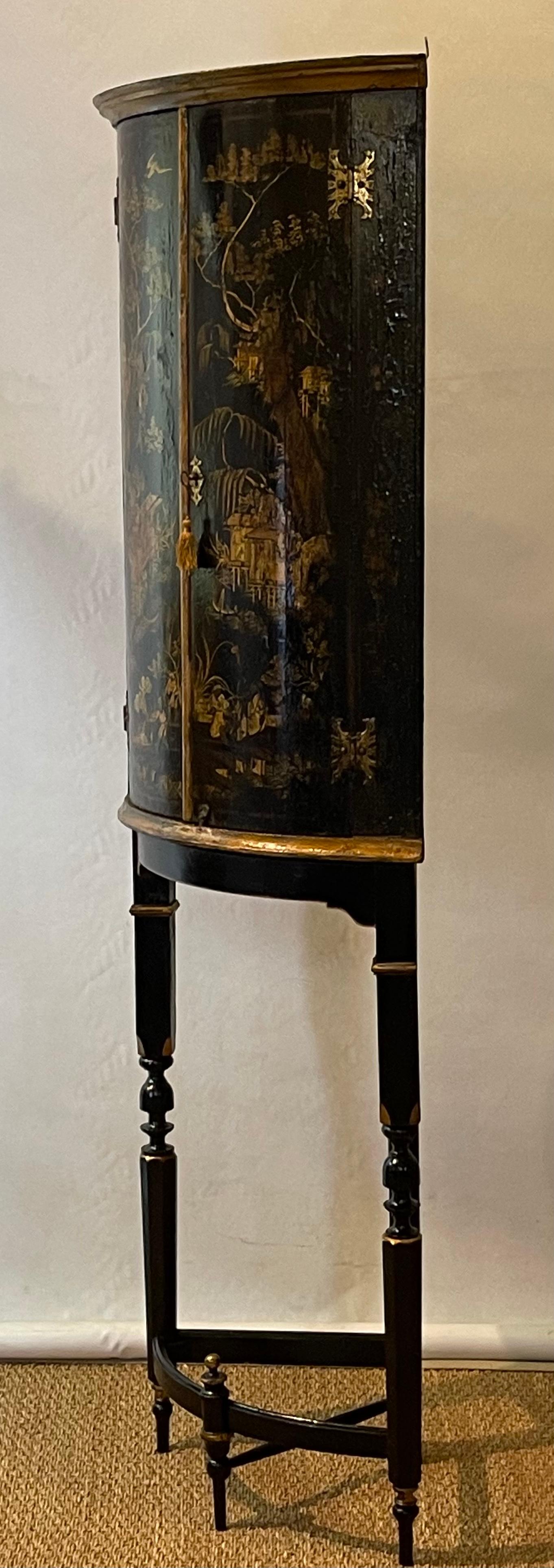 Bois armoire d'angle décorée de Chinoiserie anglaise du 18ème siècle