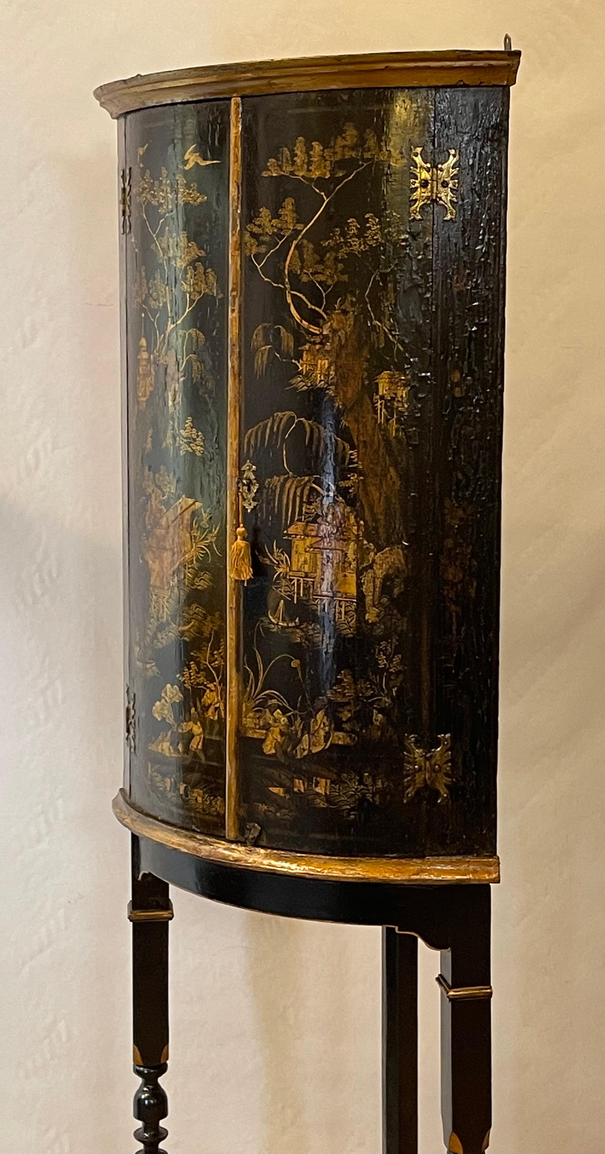 armoire d'angle décorée de Chinoiserie anglaise du 18ème siècle 1