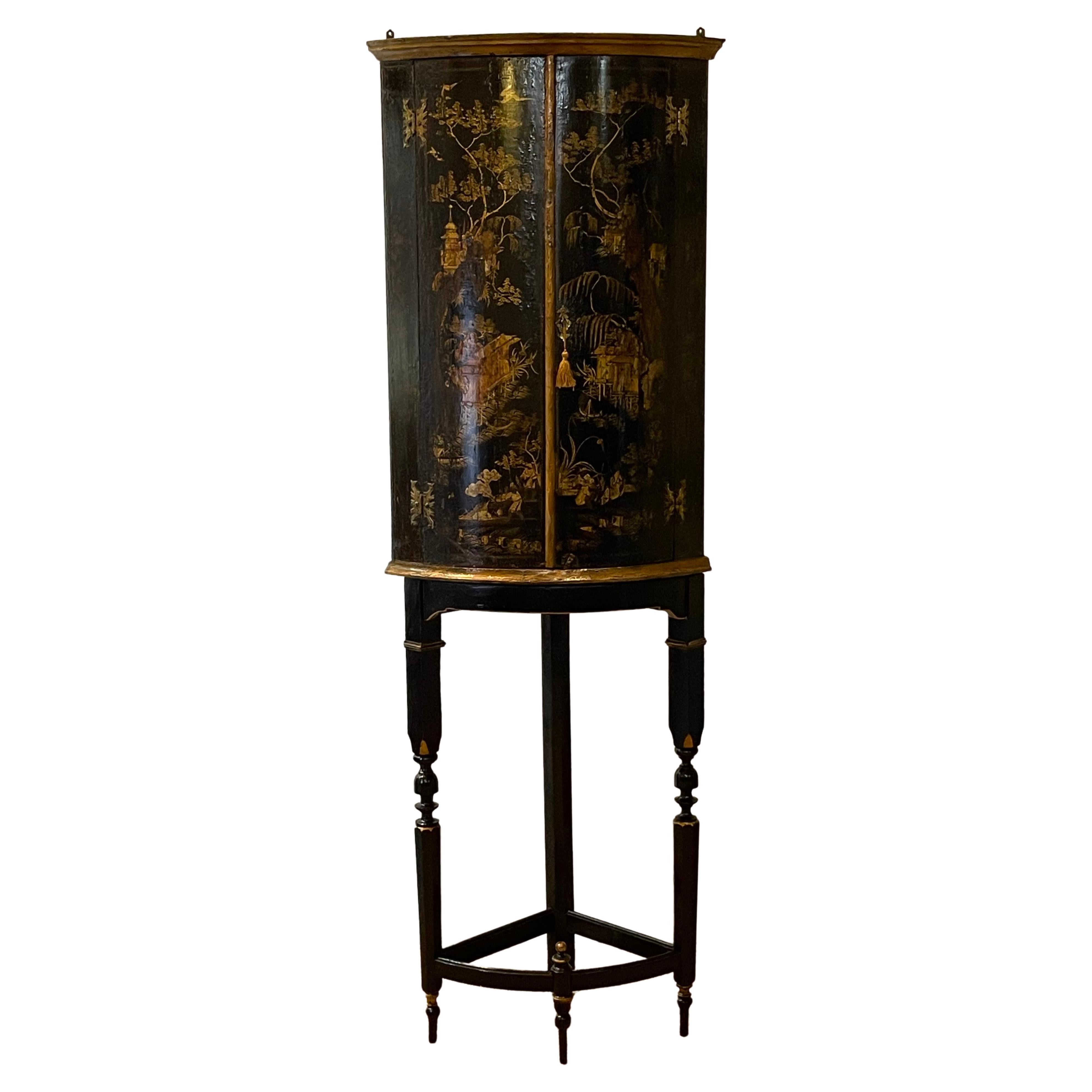 armoire d'angle décorée de Chinoiserie anglaise du 18ème siècle