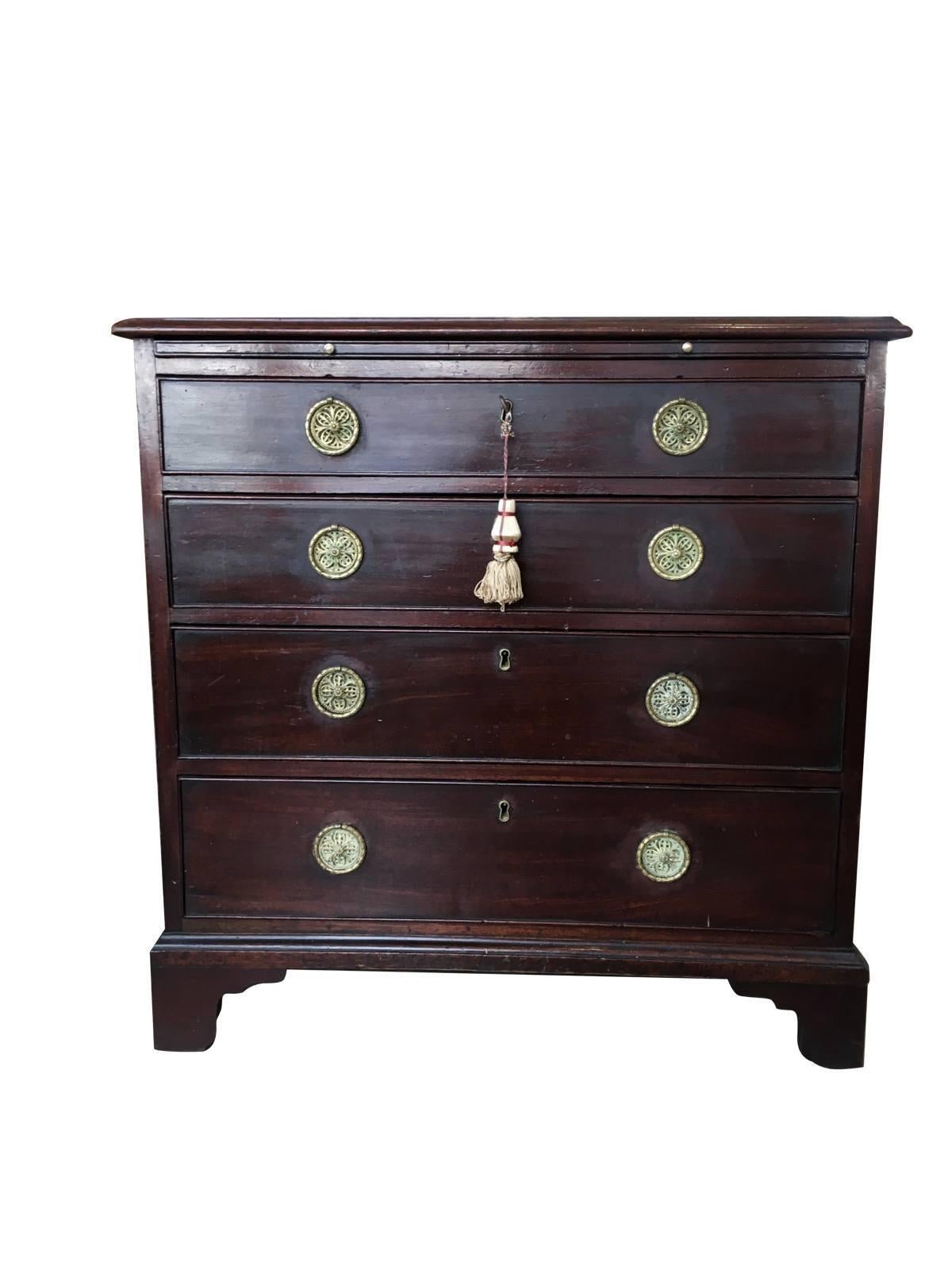 Exceptional quality George III 18th century English Chippendale Cuban mahogany bachelor’s chest, a figured molded top over a pull-out slide and four graduated drawers, full dust-boards, secondary wood primarily mahogany, the unusual, beautiful