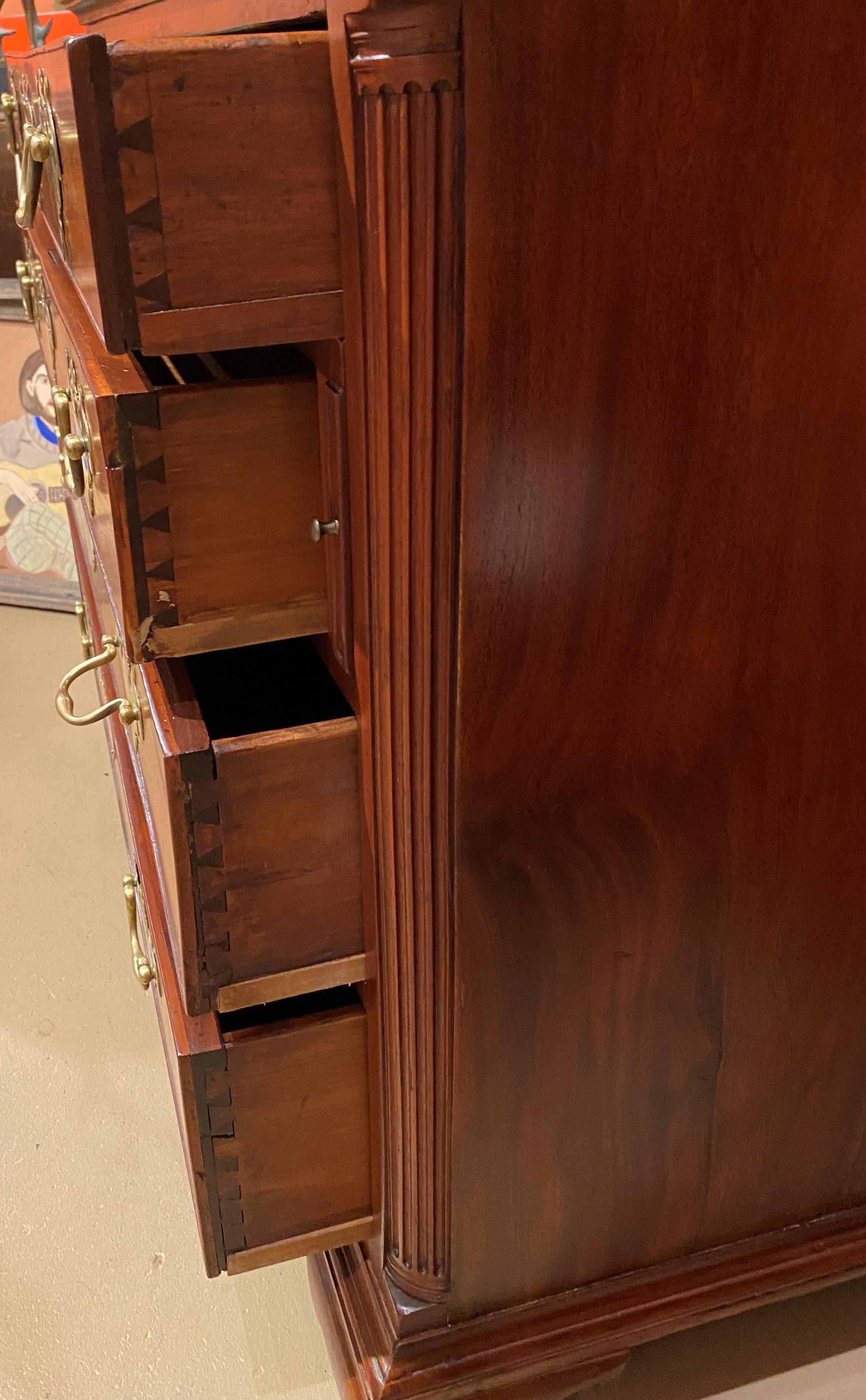 Cassettone in mogano Chippendale inglese del XVIII secolo con cassetto da scrivania in vendita 4