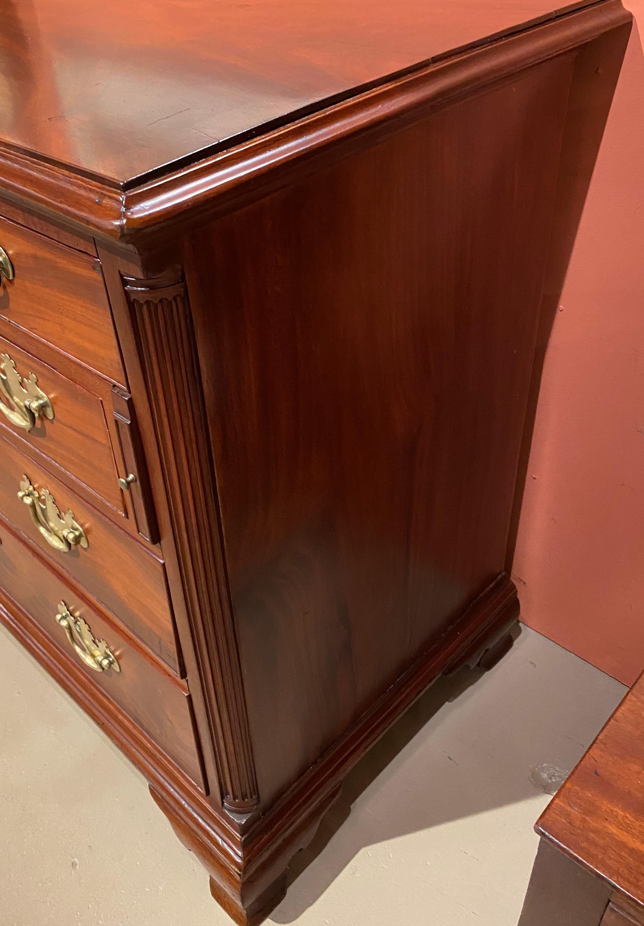 Intagliato a mano Cassettone in mogano Chippendale inglese del XVIII secolo con cassetto da scrivania in vendita