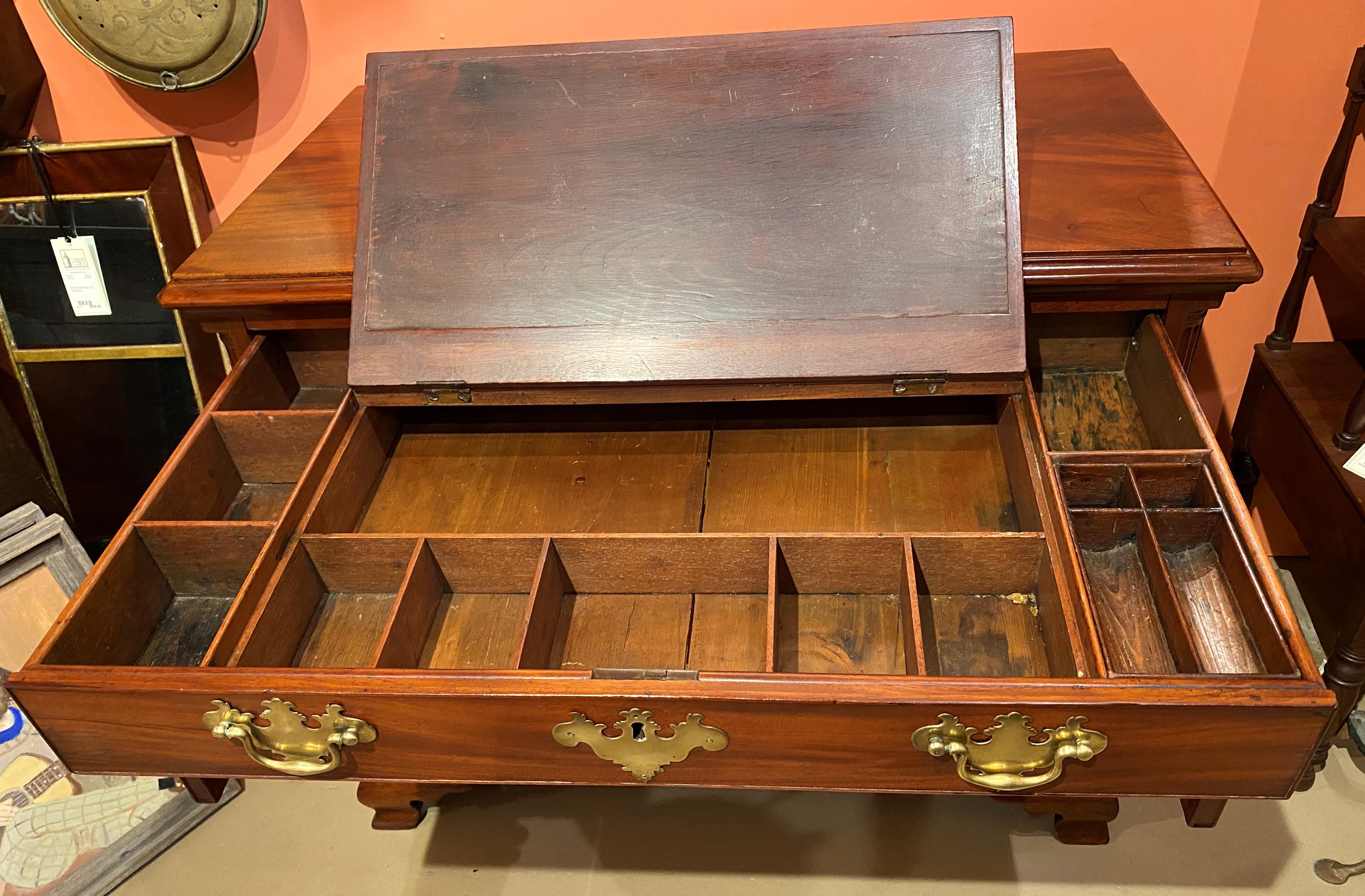Ottone Cassettone in mogano Chippendale inglese del XVIII secolo con cassetto da scrivania in vendita