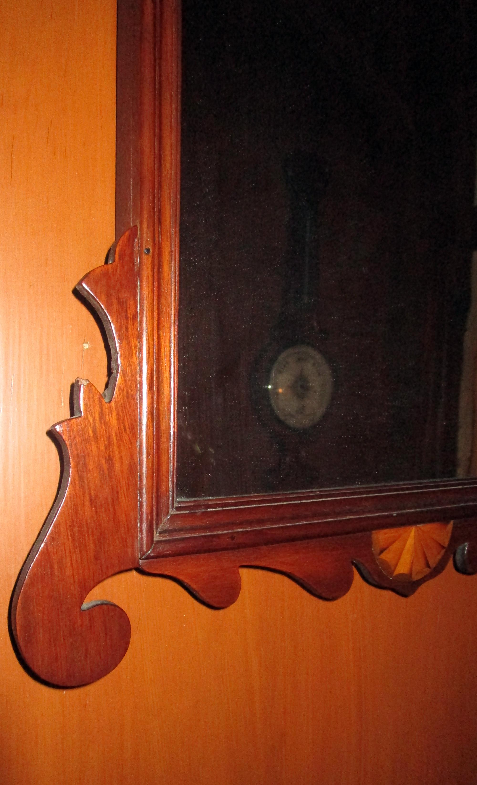 Miroir anglais en acajou du XVIIIe siècle de style Chippendale avec médaillon incrusté en vente 1