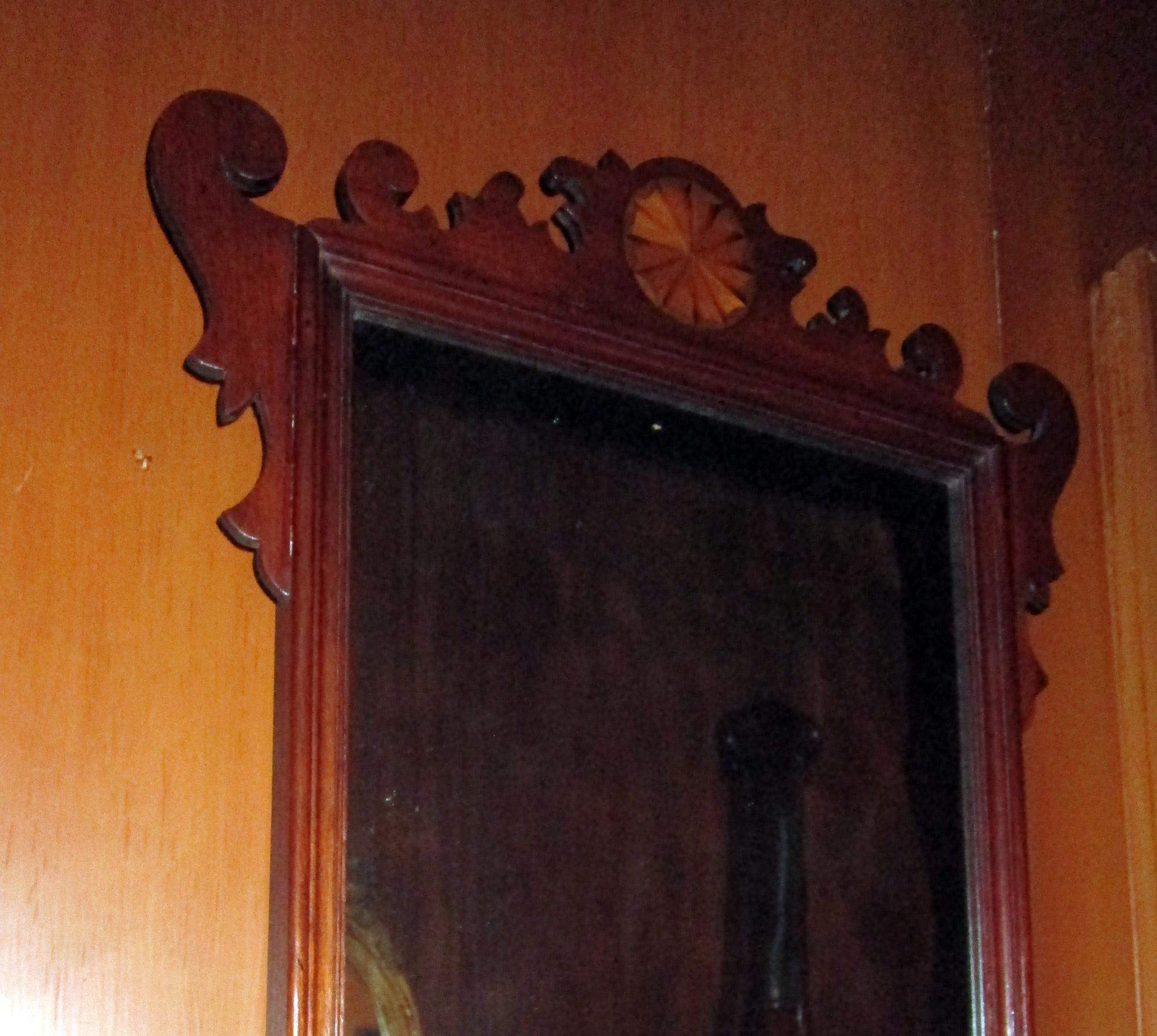 Miroir anglais en acajou du XVIIIe siècle de style Chippendale avec médaillon incrusté  en vente 3