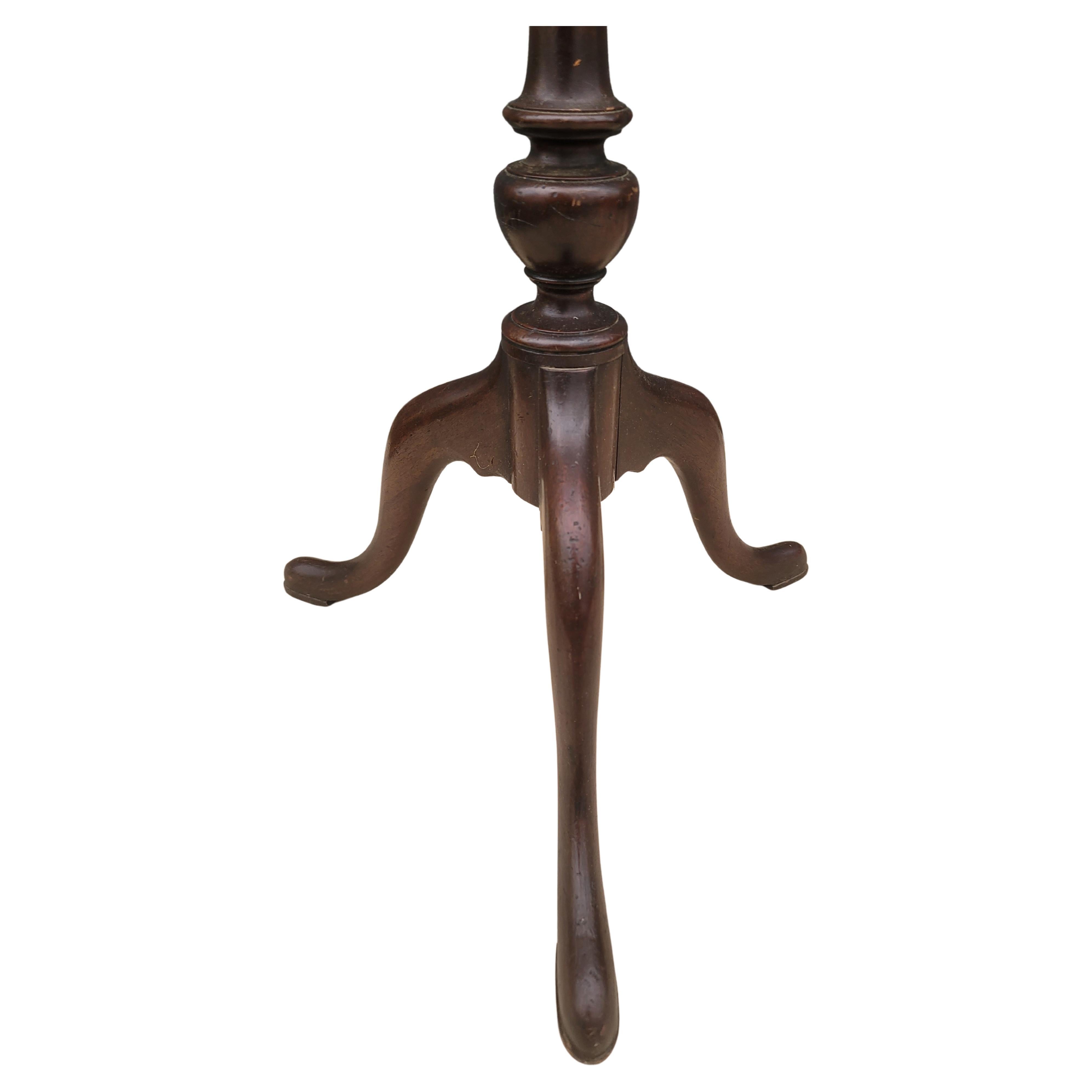 Paravento inglese Chippendale del XVIII secolo in mogano a punto d'ago con scudo sul retro del palo in vendita 1