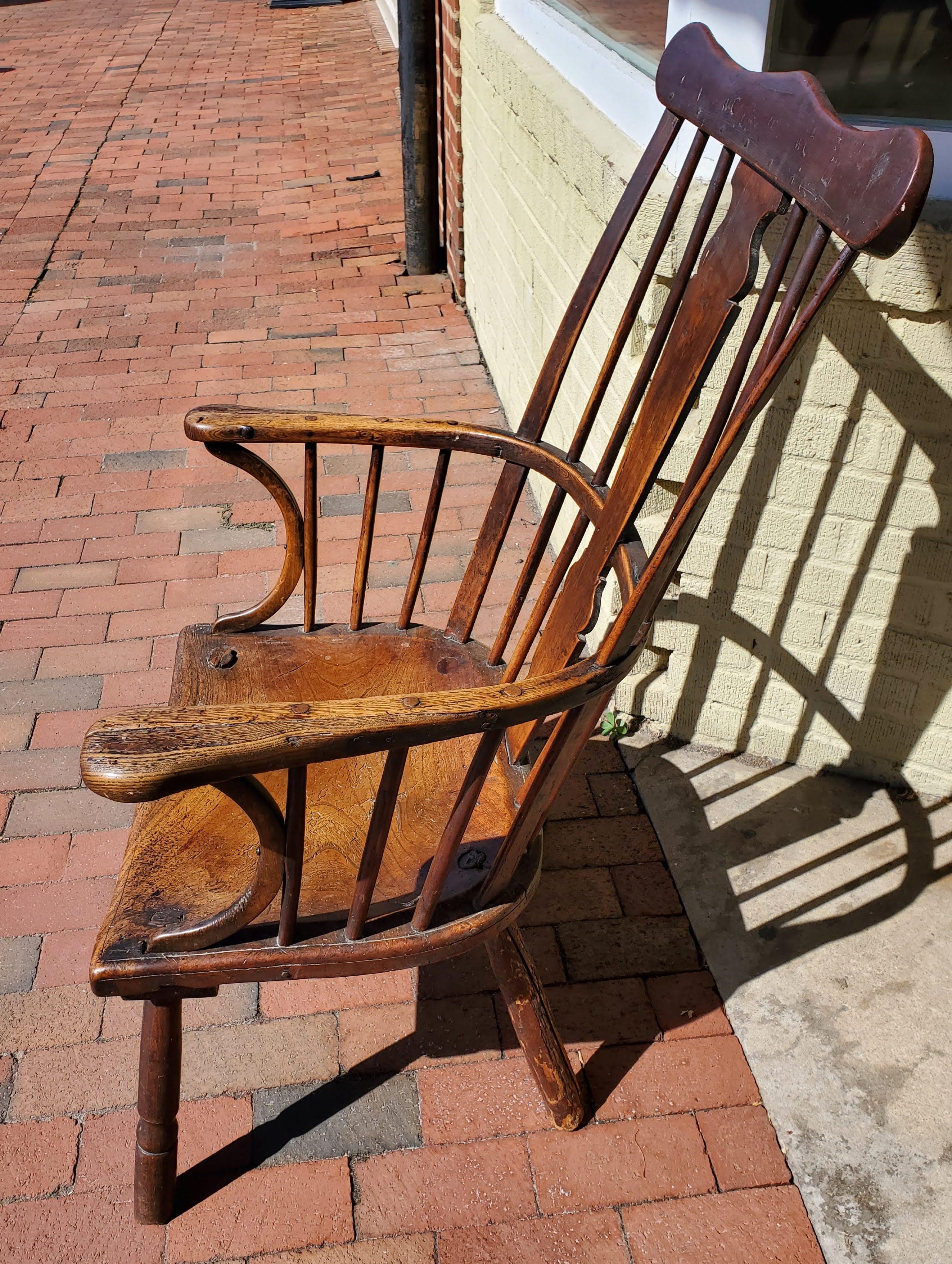 18th Century English “Comb-Back” Ash, Elm and Walnut Windsor Armchair In Good Condition In Middleburg, VA