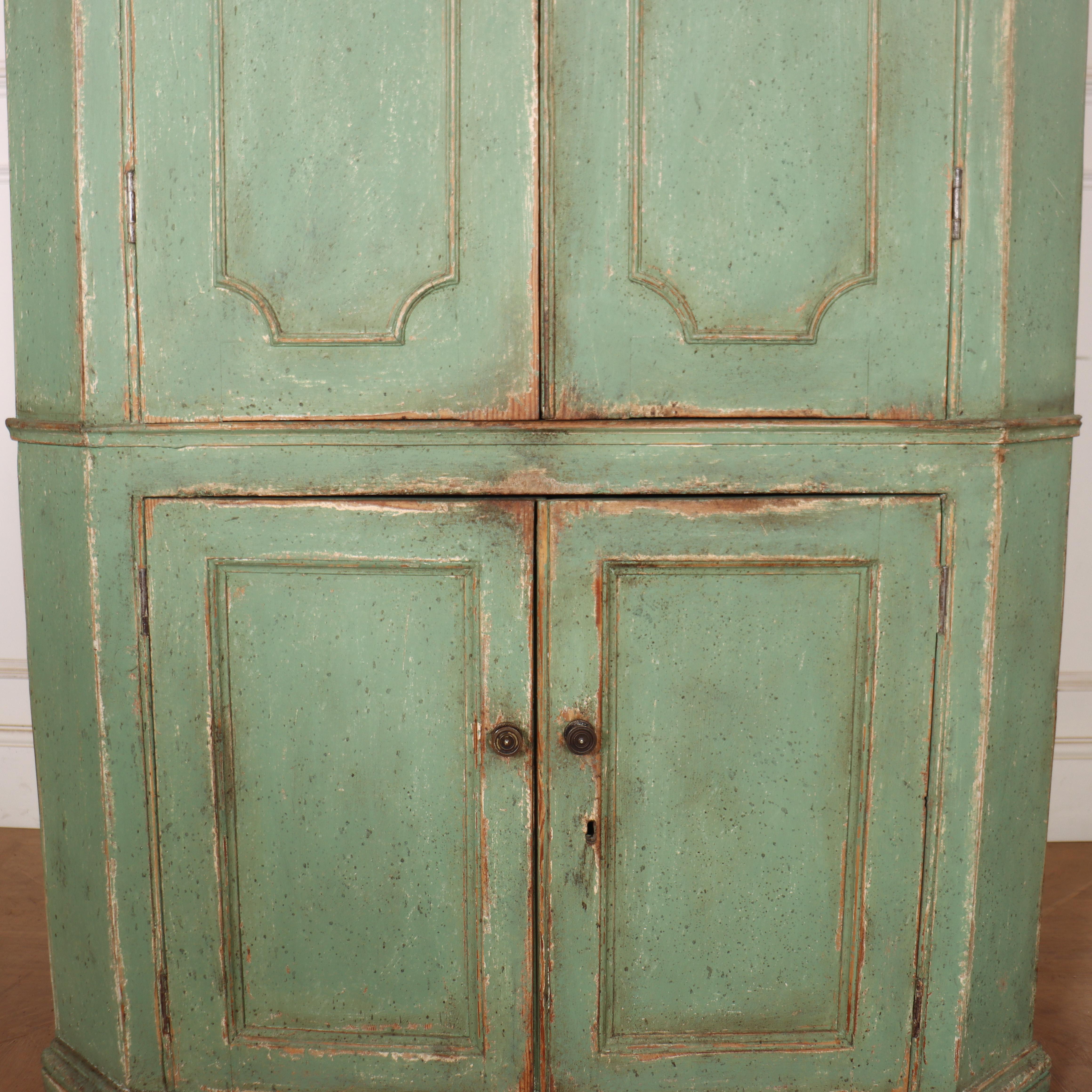 Englischer Eckschrank aus dem 18. (18. Jahrhundert und früher) im Angebot