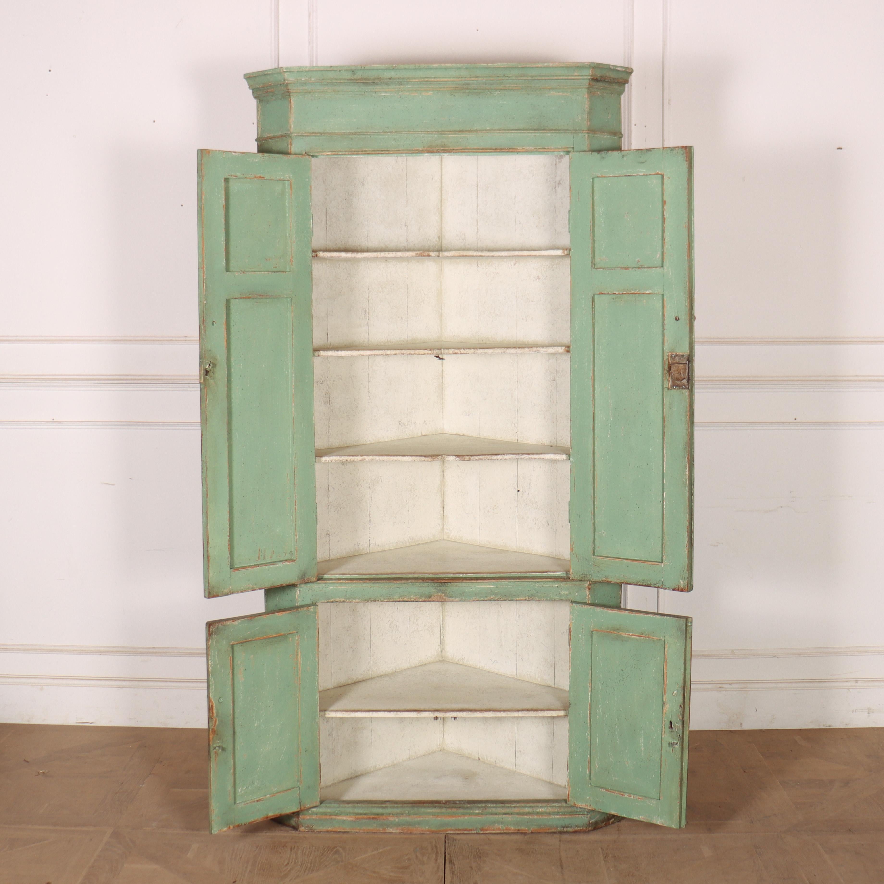 Englischer Eckschrank aus dem 18. (Kiefernholz) im Angebot